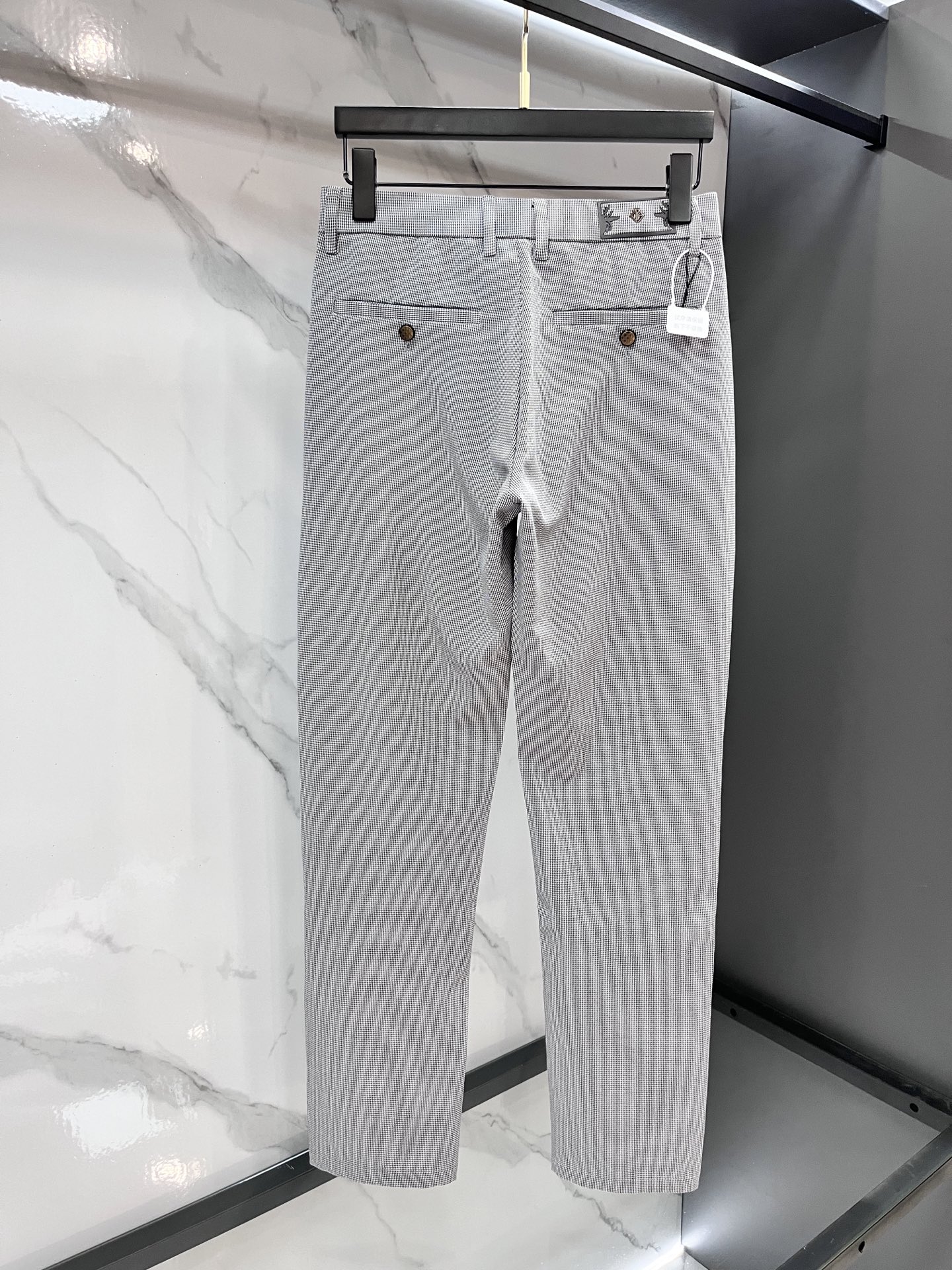 迪奥 2025SS早春新品薄款重工休闲裤👖，进口优质水洗弹力面料，上身舒适透气有弹力，客供五金辅料装饰，