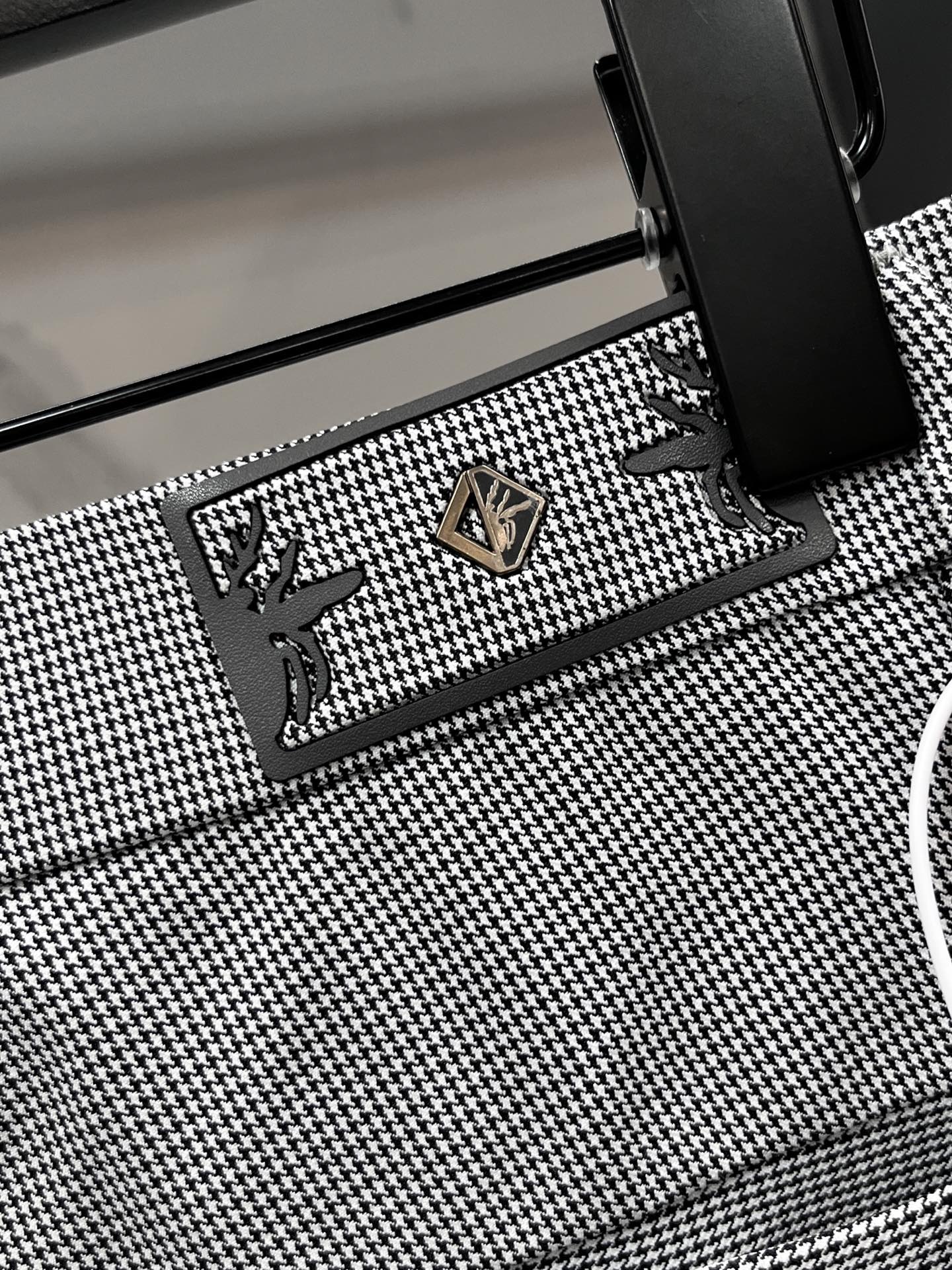 迪奥 2025SS早春新品薄款重工休闲裤👖，进口优质水洗弹力面料，上身舒适透气有弹力，客供五金辅料装饰，