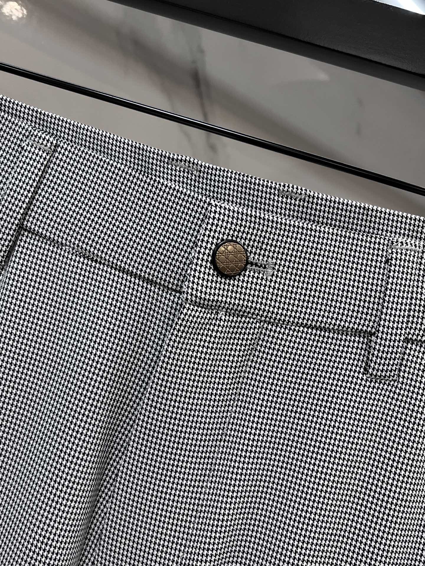 迪奥 2025SS早春新品薄款重工休闲裤👖，进口优质水洗弹力面料，上身舒适透气有弹力，客供五金辅料装饰，