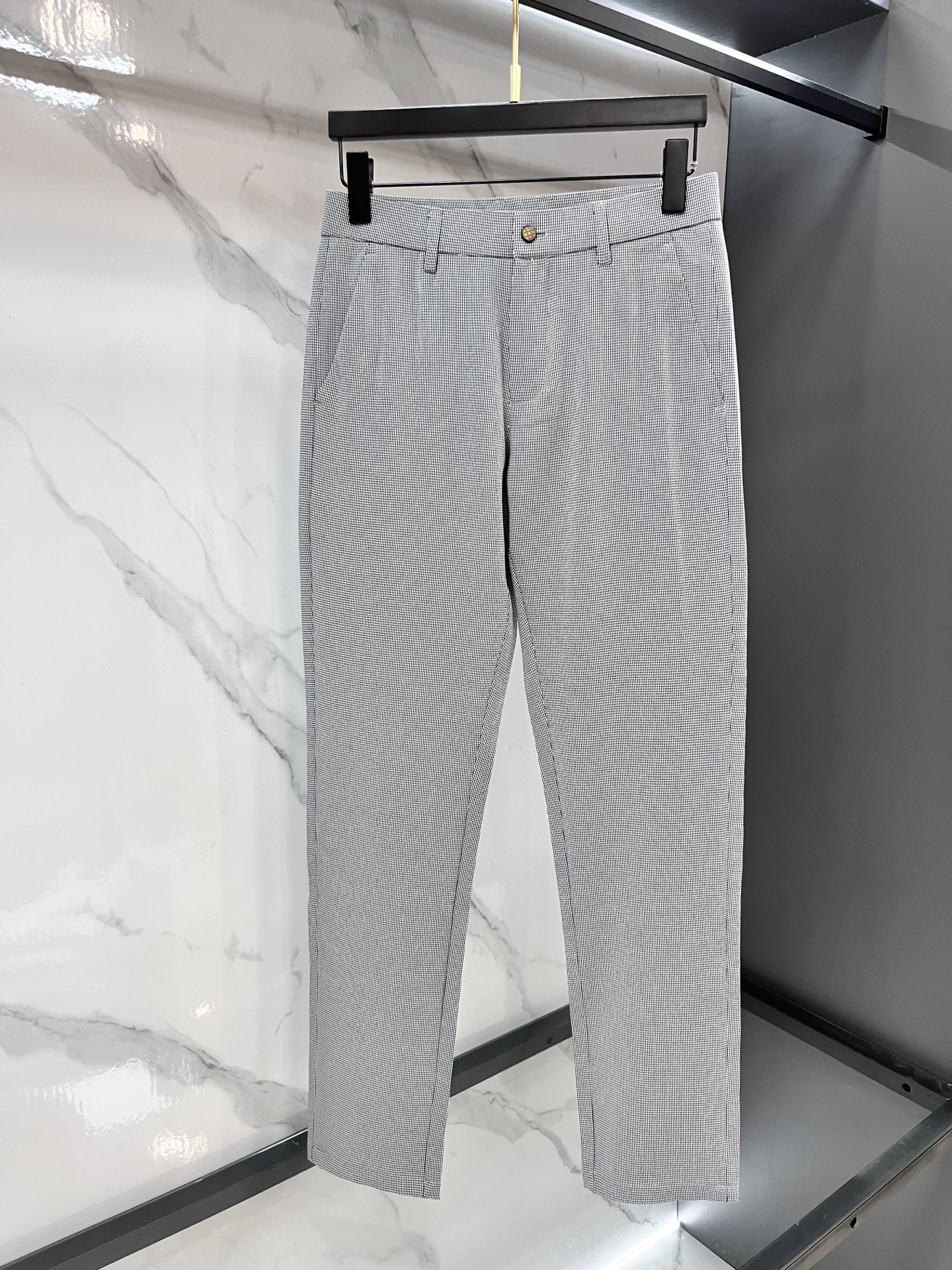 迪奥 2025SS早春新品薄款重工休闲裤👖，进口优质水洗弹力面料，上身舒适透气有弹力，客供五金辅料装饰，