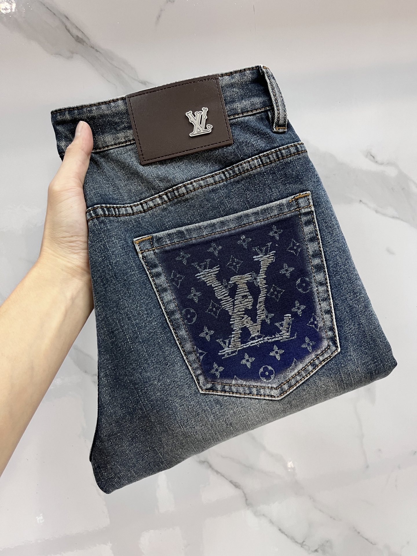 NO:512919,LV 2025SS early spring new thin heavy industry casual jeans, imported high-quality washing elastic fabric, comfortable, breathable and elastic upper body, customer-supplied hardware and auxiliary materials decoration, super positive style, full-quality order model, full-body handsome upper body ………………………………………………………………………………………………………………………………………………………………………………………………………………………………………………………………………………………………………………………………………………………………………………………………………………………………………………………………………………………………………………………19860909LV 2025SS早春新品薄款重工休闲牛仔裤,进口优质水洗弹力面料,上身舒适透气有弹力,客供五金辅料装饰,版型超正,全品相订单款,上身帅气十足 …………………………………………………… Size29-40,,louis vuitton,jeans,alexander wang,Men's clothing