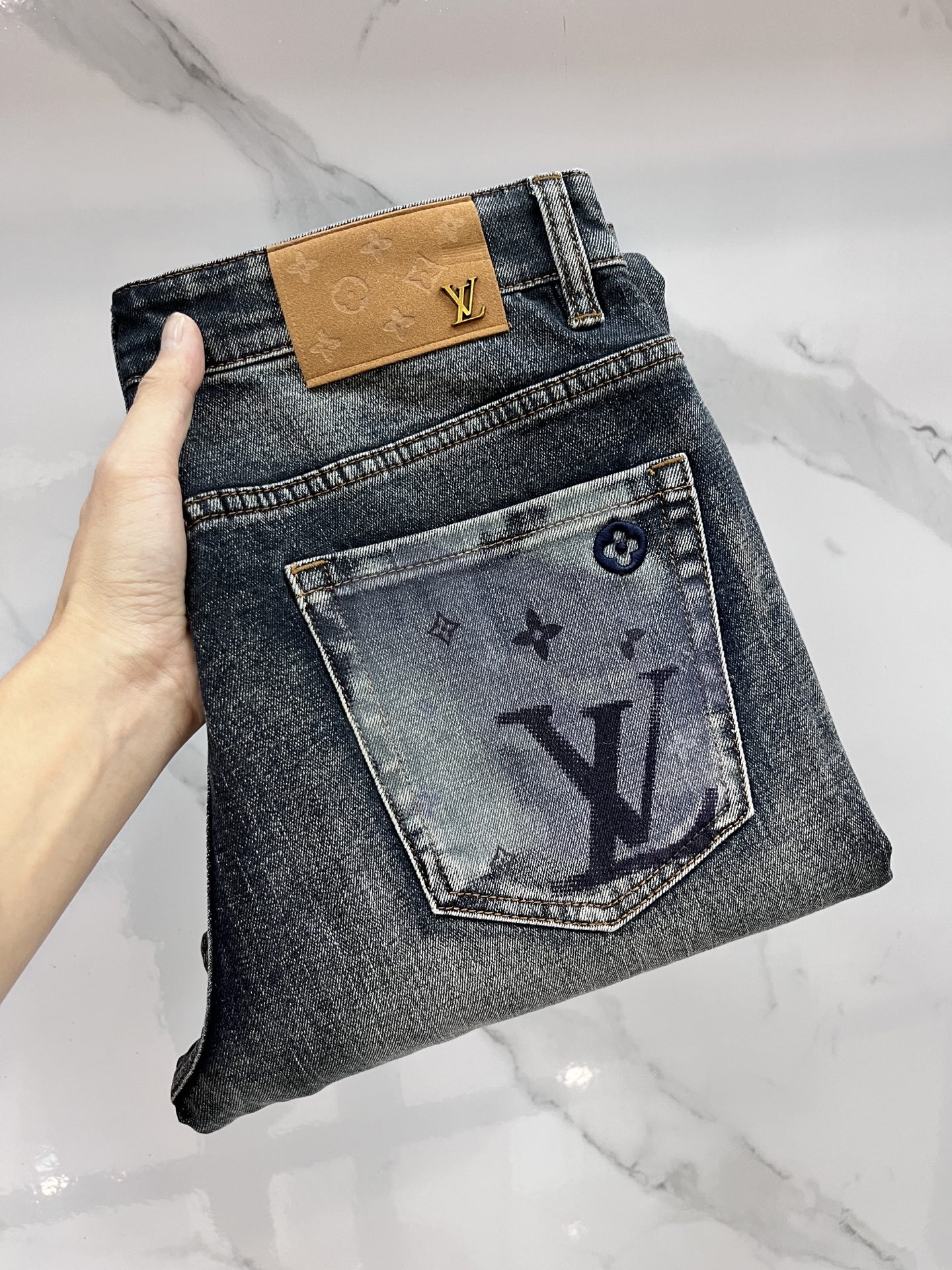 NO:518977,LV 2025SS early spring new thin heavy industry casual jeans, imported high-quality washing elastic fabric, comfortable, breathable and elastic upper body, customer-supplied hardware and auxiliary materials decoration, super positive style, full-quality order model, full-body handsome upper body …………………………………………………………………………………………………………………………………………………………………………………………………………………………………………………………………………………………………………………………………………………………………………………………………………………………………………………………………………………………………………………………………………………………………………………………………………………………………………………………………………………………………………………………………………………………………………………………………………………………………………………………………………………………………………………………………………………………………………………………………………………………………………………………………………………………………………………………………………………………………………………………………………………………………19860909LV 2025SS早春新品薄款重工休闲牛仔裤,进口优质水洗弹力面料,上身舒适透气有弹力,客供五金辅料装饰,版型超正,全品相订单款,上身帅气十足 …………………………………………………… Size29-40,,louis vuitton,jeans,alexander wang,Men's clothing