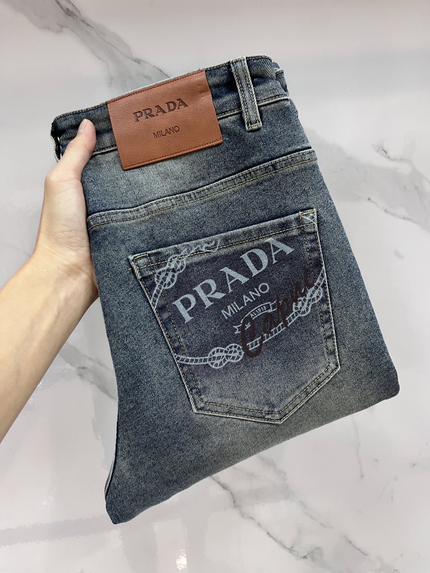 NO:512900,Prada 2025SS early spring new thin heavy industry casual jeans, imported high-quality washing elastic fabric, comfortable, breathable and elastic upper body, customer-supplied hardware and auxiliary materials decoration, super positive style, full-quality order model, full-body handsome upper body ……………………………………………………………………………………………………………………………………………………………………………………………………………………………………………………………………………………………………………………………………………………………………………………………………………………………………………………………………………………………………………………19860909普拉达 2025SS早春新品薄款重工休闲牛仔裤,进口优质水洗弹力面料,上身舒适透气有弹力,客供五金辅料装饰,版型超正,全品相订单款,上身帅气十足 …………………………………………………… Size29-40,,prada,jeans,alexander wang,Men's clothing