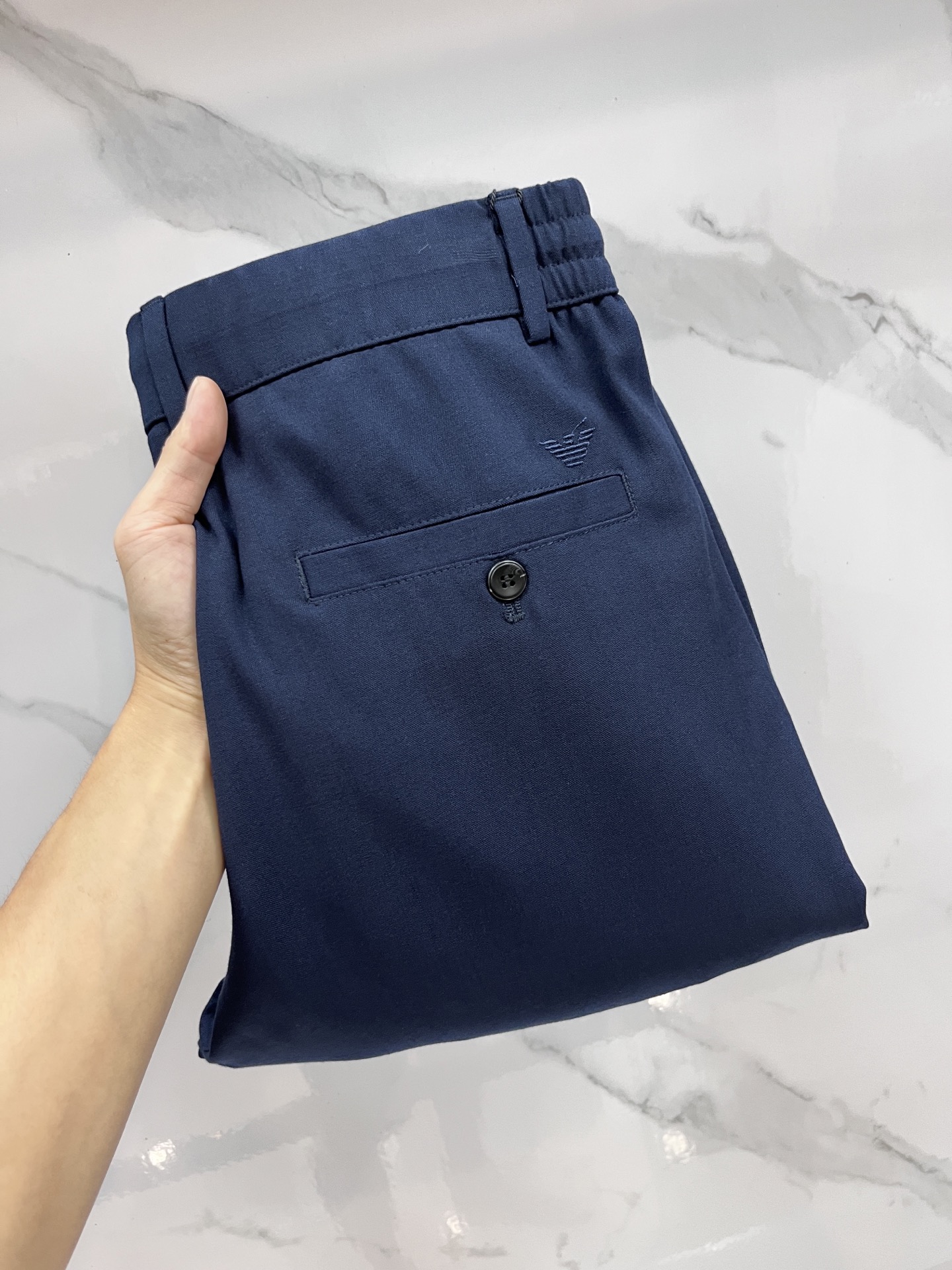 NO:512903,Armani 25ss new linen pants, these trousers are made of linen fabric, the trousers are classic with five pockets, the access control zipper has exclusive English letters, the rear pocket is decorated with micro marks, and the hardware and auxiliary materials are customized with mold opening. The style is novel and unique. The linen fabric makes you more comfortable to wear. It is the best choice for summer crisp clothing. A set of matching is more elegant, highly recommended!  ………………………………………………………………………… Size29-40,,armani,alexander wang19860909阿玛尼 25ss新款亚麻裤子,这款长裤采用亚麻面料制作而成,长裤以五口袋为经典,门禁拉链有独家英文字母,后口袋饰有微标,五金辅料开模定制,款式新颖别致,亚麻面料让您穿着更加舒适,是夏日挺括衣装的不二之选.一套搭配更显气质,强烈推荐！…………………………………………………… Size29-40,,armani,alexander wang,Men's clothing