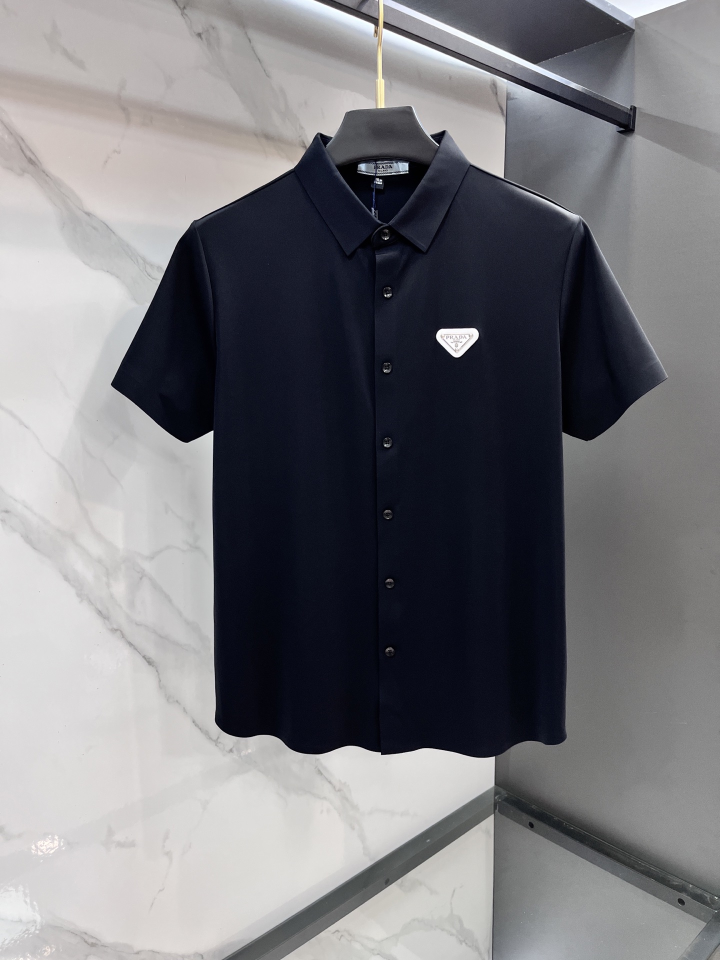 NO:512921,Prada SS summer new product, men's iron-free and fast-drying business short-sleeved POLO shirt, trading company channels are rare, leading GW on sale!  Donkey summer show items, unique texture!  The fabric is silky and shiny, and has a strong drooping feeling, no matter how you ravage it, it will be smooth as before!  The fabric is customized and imported polyester fiber fabric. The fabric is wrinkle-resistant, light and easy to manage, with a thin, silky and delicate feel, and has excellent breathable, moisture-absorbing and quick-drying performance. The upper body has its own cooling effect. It is definitely the best choice in a summer wardrobe. Getting the real thing will definitely give you the desire to buy back!  The exquisite and smooth edge-covering craftsmanship can withstand the harsh scrutiny and severe tests of the masses. The basic combination of first-class style cutting is three-dimensional and upright, handsome and charming!  ……………………………………………………………………………………………………………………………………………………………………………………………………………………………………………………………………………………………………………………………………………………………………………………………………………………………………………………………………………………………………………………………………………………………………………………………………………………………………………………………………………………………………19860909普拉达 ss夏季新品,男士免烫抗速干商务短袖POLO衫,贸易公司渠道稀出,领先GW发售！驴家夏季秀款单品,独特纹理！面料丝滑冰感有光泽,免烫抗皱垂感十足,不论你如何蹂躏都会顺滑如初！ 面料精选客供定制进口聚酯纤维面料制成,面料抗皱轻盈好打理,手感轻薄丝滑细腻,拥有着极佳的透气吸湿速干性能,上身自带降温功效,绝对是夏日衣橱中不二之选,实物到手绝对会让你有无限回购的渴望！精湛平顺的包边走线工艺,经得起群众苛刻的目光审视及严峻考验,基础合体的一流版型裁剪,上身立体挺拔,帅气迷人！…………………………………………………… SizeM-XXXXL,,louis vuitton,prada,louis vuitton,T-shirt,alexander wang,Men's clothing