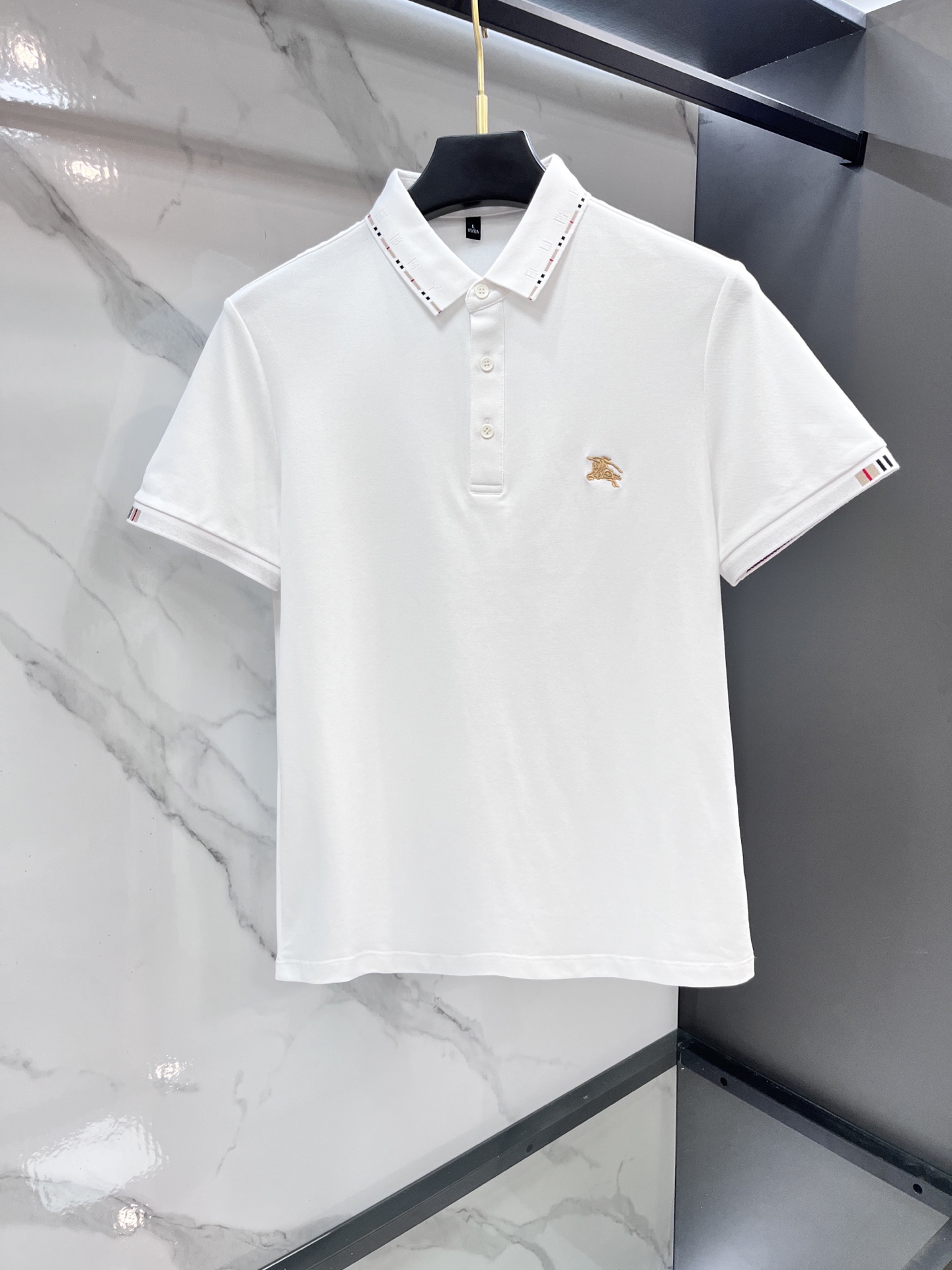 NO:512930,Burberry's new high-end business polo white-collar workers are a must-have item for individuals in the unit!  Casual business lapel short sleeves, technological fabric, great body feel, smooth texture and great texture!  Good elasticity, no sense of restraint, the fabric has its own breathable mesh, moisture absorption and sweating, quick drying and keeping it dry, small lapel placket-breasted design, showing a straight posture, not soft pedal, simple style, can be used for business and leisure, highly recommended!  Simple, generous, clean and neat, elegant and gentlemanly. The key is the fabric, the key is to quality control, the feel is extremely delicate and smooth, the fabric has a good gloss and upper body skeleton feel, so you can greet mature and quality men's clothing!  Sweat in summer and dry in seconds, a brand new experience Business commuting and leisure …………………………………………………………………………………………………………………………………………………………………………………………………………………………………………………………………………………………19860909巴宝莉 新款高端商务polo 白领 单位人士必入单品！ 休闲商务翻领短袖,科技面料,体感非常棒,手感顺滑质感很棒！弹性好,无任何束缚感,面料自带透气网孔,吸湿排汗,速干保持干爽,小翻领门襟排扣设计,展露挺拔姿态,不软踏,简约款式,商务休闲都可驾驭,强烈推荐！简单大方干净利落,儒雅绅士风度.高级材质,重点就是面料上,品控的必上,手感极其细腻光滑,面料光泽感和上身骨架感好,打招成熟品质男装！夏天出汗秒干,全新体验 商务通勤休闲 …………………………………………………… SizeM-XXXXL,,burberry,T-shirt,alexander wang,Men's clothing