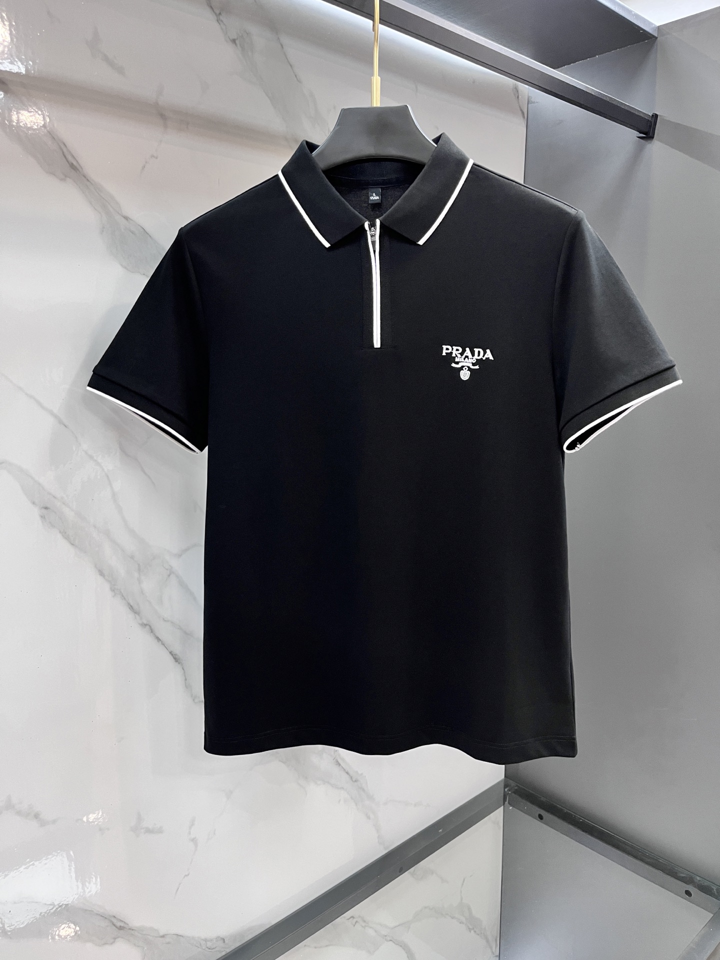 NO:512936,Prada New high-end business polo White-collar workers are a must-have item for individuals in the unit!  Casual business lapel short sleeves, technological fabric, great body feel, smooth texture and great texture!  Good elasticity, no sense of restraint, the fabric has its own breathable mesh, moisture absorption and sweating, quick drying and keeping it dry, small lapel placket-breasted design, showing a straight posture, not soft pedal, simple style, can be used for business and leisure, highly recommended!  Simple, generous, clean and neat, elegant and gentlemanly. The key is the fabric, the key is to quality control, the feel is extremely delicate and smooth, the fabric has a good gloss and upper body skeleton feel, so you can greet mature and quality men's clothing!  Sweat in summer and dry in seconds, a brand new experience Business commuting and leisure …………………………………………………………………………………………………………………………………………………………………………………………………………………………………………………………………………………………………………………………………………………………………………………………………………………………………………………………………………………………………………………………………………………………………………………………………………………………………………………………………………………………………………………………………………………………………………………………………………………………………………………………………………………………………………………………………………………………………………………………………………………………………………………………………………………………………………………………………………………………………………………………………………………………………………………………………………………………………………………………………………………………19860909普拉达 新款高端商务polo 白领 单位人士必入单品！ 休闲商务翻领短袖,科技面料,体感非常棒,手感顺滑质感很棒！弹性好,无任何束缚感,面料自带透气网孔,吸湿排汗,速干保持干爽,小翻领门襟排扣设计,展露挺拔姿态,不软踏,简约款式,商务休闲都可驾驭,强烈推荐！简单大方干净利落,儒雅绅士风度.高级材质,重点就是面料上,品控的必上,手感极其细腻光滑,面料光泽感和上身骨架感好,打招成熟品质男装！夏天出汗秒干,全新体验 商务通勤休闲 …………………………………………………… SizeM-XXXXL,,prada,T-shirt,alexander wang,Men's clothing