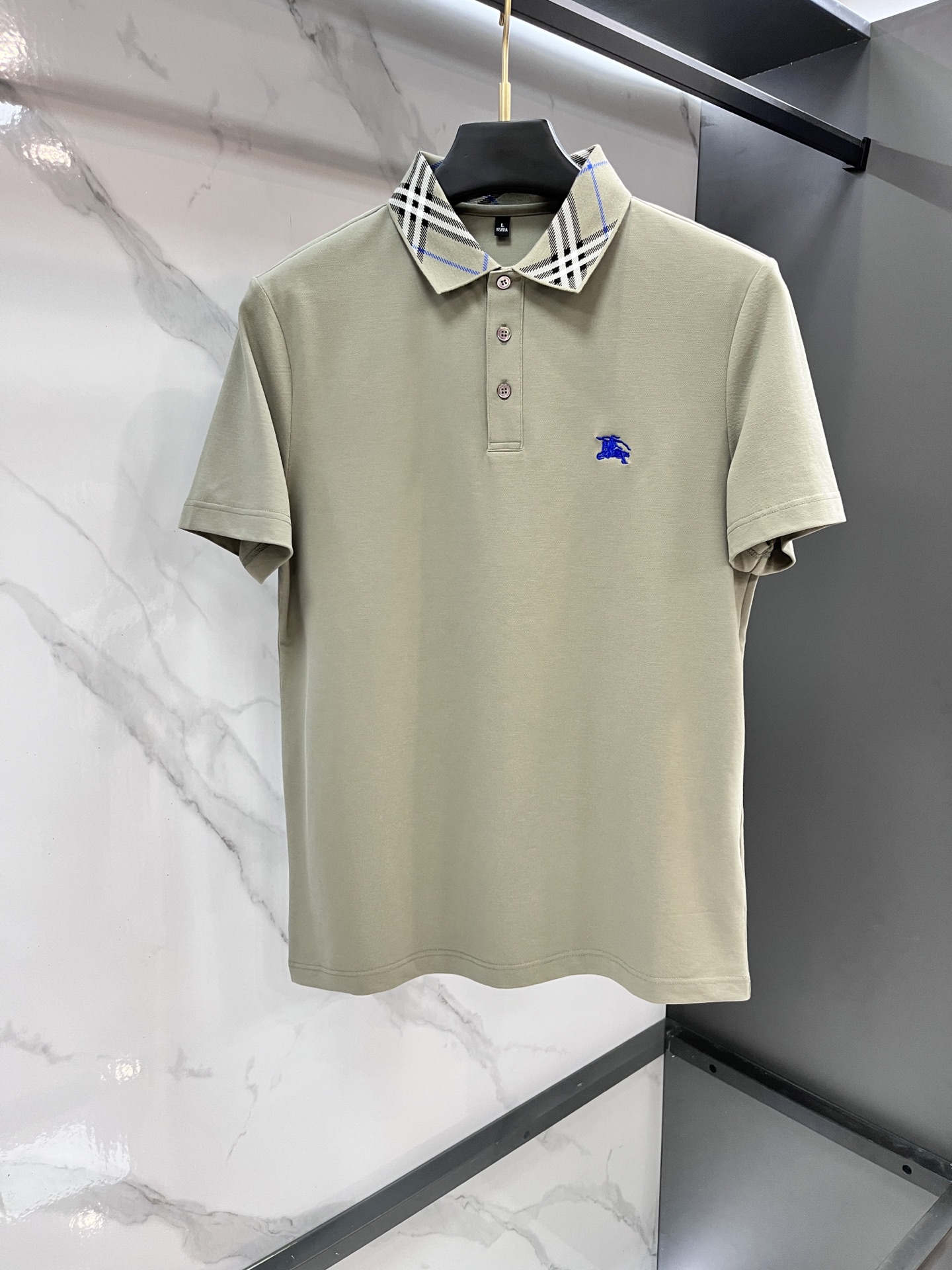 NO:512927,Burberry's new high-end business polo white-collar workers are a must-have item for individuals in the unit!  Casual business lapel short sleeves, technological fabric, great body feel, smooth texture and great texture!  Good elasticity, no sense of restraint, the fabric has its own breathable mesh, moisture absorption and sweating, quick drying and keeping it dry, small lapel placket-breasted design, showing a straight posture, not soft pedal, simple style, can be used for business and leisure, highly recommended!  Simple, generous, clean and neat, elegant and gentlemanly. The key is the fabric, the key is to quality control, the feel is extremely delicate and smooth, the fabric has a good gloss and upper body skeleton feel, so you can greet mature and quality men's clothing!  Sweat in summer and dry in seconds, a brand new experience Business commuting and leisure …………………………………………………………………………………………………………………………………………………………………………………………………………………………………………………………………………………………19860909巴宝莉 新款高端商务polo 白领 单位人士必入单品！ 休闲商务翻领短袖,科技面料,体感非常棒,手感顺滑质感很棒！弹性好,无任何束缚感,面料自带透气网孔,吸湿排汗,速干保持干爽,小翻领门襟排扣设计,展露挺拔姿态,不软踏,简约款式,商务休闲都可驾驭,强烈推荐！简单大方干净利落,儒雅绅士风度.高级材质,重点就是面料上,品控的必上,手感极其细腻光滑,面料光泽感和上身骨架感好,打招成熟品质男装！夏天出汗秒干,全新体验 商务通勤休闲 …………………………………………………… SizeM-XXXXL,,burberry,T-shirt,alexander wang,Men's clothing