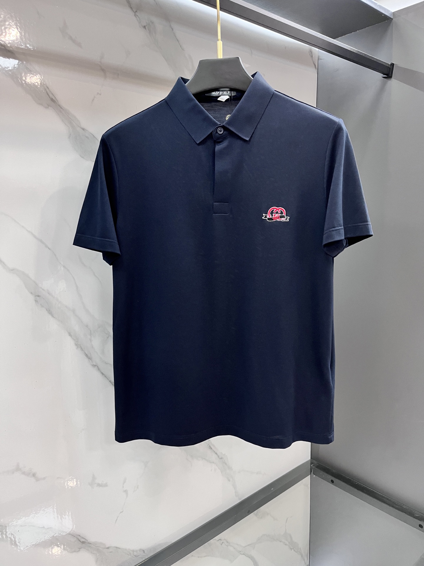 NO:512934,Gucci ss summer new product, men's iron-free and fast-drying business short-sleeved POLO shirt, trading company channels are rare, leading GW on sale!  Donkey summer show items, unique texture!  The fabric is silky and shiny, and has a strong drooping feeling, no matter how you ravage it, it will be smooth as before!  The fabric is customized and imported polyester fiber fabric. The fabric is wrinkle-resistant, light and easy to manage, with a thin, silky and delicate feel, and has excellent breathable, moisture-absorbing and quick-drying performance. The upper body has its own cooling effect. It is definitely the best choice in a summer wardrobe. Getting the real thing will definitely give you the desire to buy back!  The exquisite and smooth edge-covering craftsmanship can withstand the harsh scrutiny and severe tests of the masses. The basic combination of first-class style cutting is three-dimensional and upright, handsome and charming!  ………………………………………………………………………………………………………………………………………………………………………………………………………………………………………………………………………………………………………………………………………………………………………………………………………………………………………………………………………………………………………………………………………………………………………………………………………………………………………………………………………………………………………………………………………………………………………………………………………………………………………………………………………………………………………………………………………………………………………………………………………………………………………………………………………………………………………………………………………………………………………………………………………………………………………………………………………………………………………………………………………………………………………………………………………………19860909Gucci ss夏季新品,男士免烫抗速干商务短袖POLO衫,贸易公司渠道稀出,领先GW发售！驴家夏季秀款单品,独特纹理！面料丝滑冰感有光泽,免烫抗皱垂感十足,不论你如何蹂躏都会顺滑如初！ 面料精选客供定制进口聚酯纤维面料制成,面料抗皱轻盈好打理,手感轻薄丝滑细腻,拥有着极佳的透气吸湿速干性能,上身自带降温功效,绝对是夏日衣橱中不二之选,实物到手绝对会让你有无限回购的渴望！精湛平顺的包边走线工艺,经得起群众苛刻的目光审视及严峻考验,基础合体的一流版型裁剪,上身立体挺拔,帅气迷人！…………………………………………………… SizeM-XXXXl,,gucci,louis vuitton,louis vuitton,T-shirt,alexander wang,Men's clothing