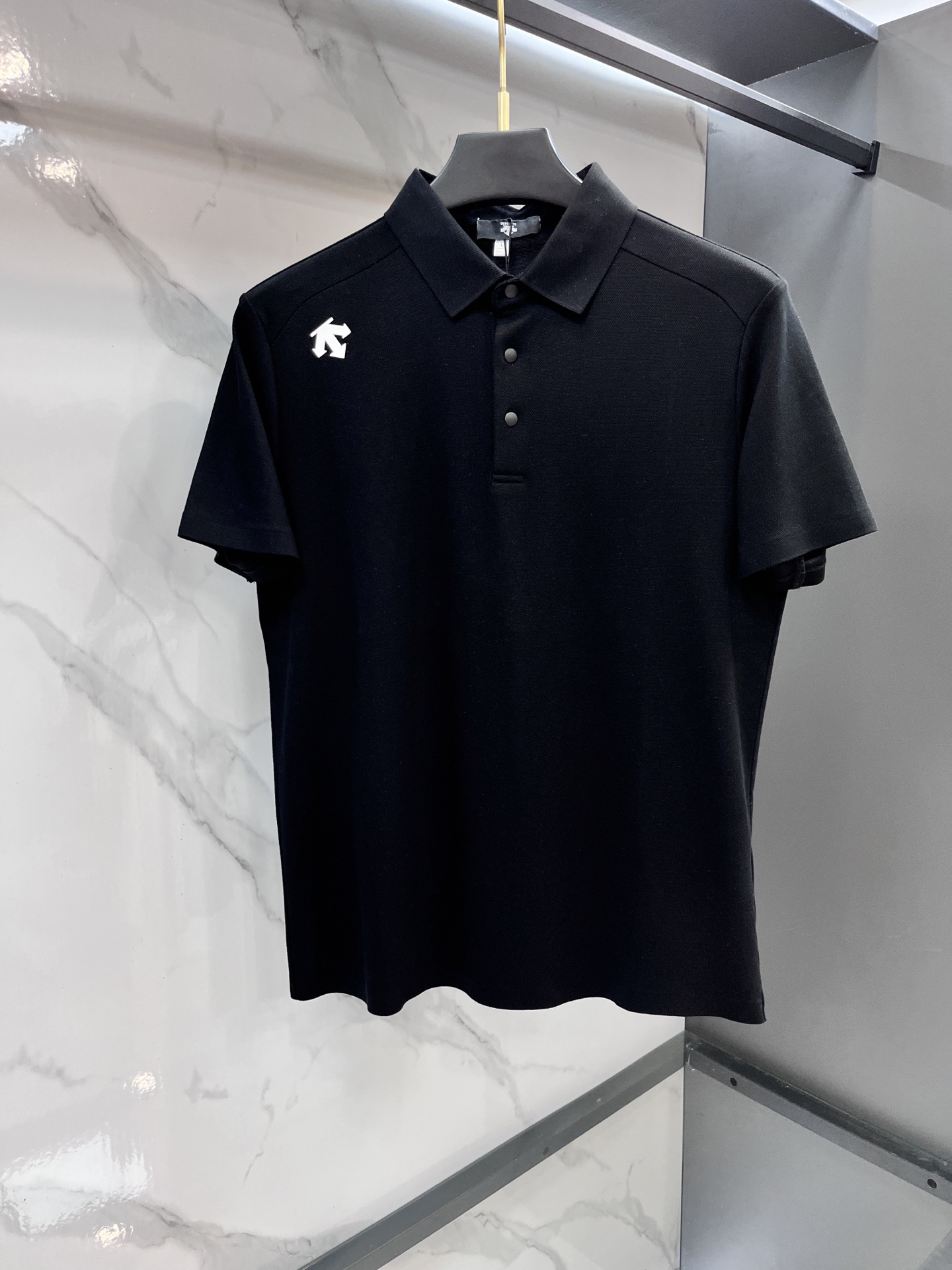 NO:512932,Desante ss summer new product, men's iron-free and fast-drying business short-sleeved POLO shirt, trading company channels are rare, leading GW on sale!  Donkey summer show items, unique texture!  The fabric is silky and shiny, and has a strong drooping feeling, no matter how you ravage it, it will be smooth as before!  The fabric is customized and imported polyester fiber fabric. The fabric is wrinkle-resistant, light and easy to manage, with a thin, silky and delicate feel, and has excellent breathable, moisture-absorbing and quick-drying performance. The upper body has its own cooling effect. It is definitely the best choice in a summer wardrobe. Getting the real thing will definitely give you the desire to buy back!  The exquisite and smooth edge-covering craftsmanship can withstand the harsh scrutiny and severe tests of the masses. The basic combination of first-class style cutting is three-dimensional and upright, handsome and charming!  ……………………………………………………………………………………………………………………………………………………………………………………………………………………………………………………………………………………………………………………………………………………………………………………………………………………………………………………………………………………………………………………………………………………………………………………………………………………………………………………………………………………………………19860909迪桑特 ss夏季新品,男士免烫抗速干商务短袖POLO衫,贸易公司渠道稀出,领先GW发售！驴家夏季秀款单品,独特纹理！面料丝滑冰感有光泽,免烫抗皱垂感十足,不论你如何蹂躏都会顺滑如初！ 面料精选客供定制进口聚酯纤维面料制成,面料抗皱轻盈好打理,手感轻薄丝滑细腻,拥有着极佳的透气吸湿速干性能,上身自带降温功效,绝对是夏日衣橱中不二之选,实物到手绝对会让你有无限回购的渴望！精湛平顺的包边走线工艺,经得起群众苛刻的目光审视及严峻考验,基础合体的一流版型裁剪,上身立体挺拔,帅气迷人！…………………………………………………… SizeM-XXXXl,,louis vuitton,louis vuitton,T-shirt,alexander wang,Men's clothing