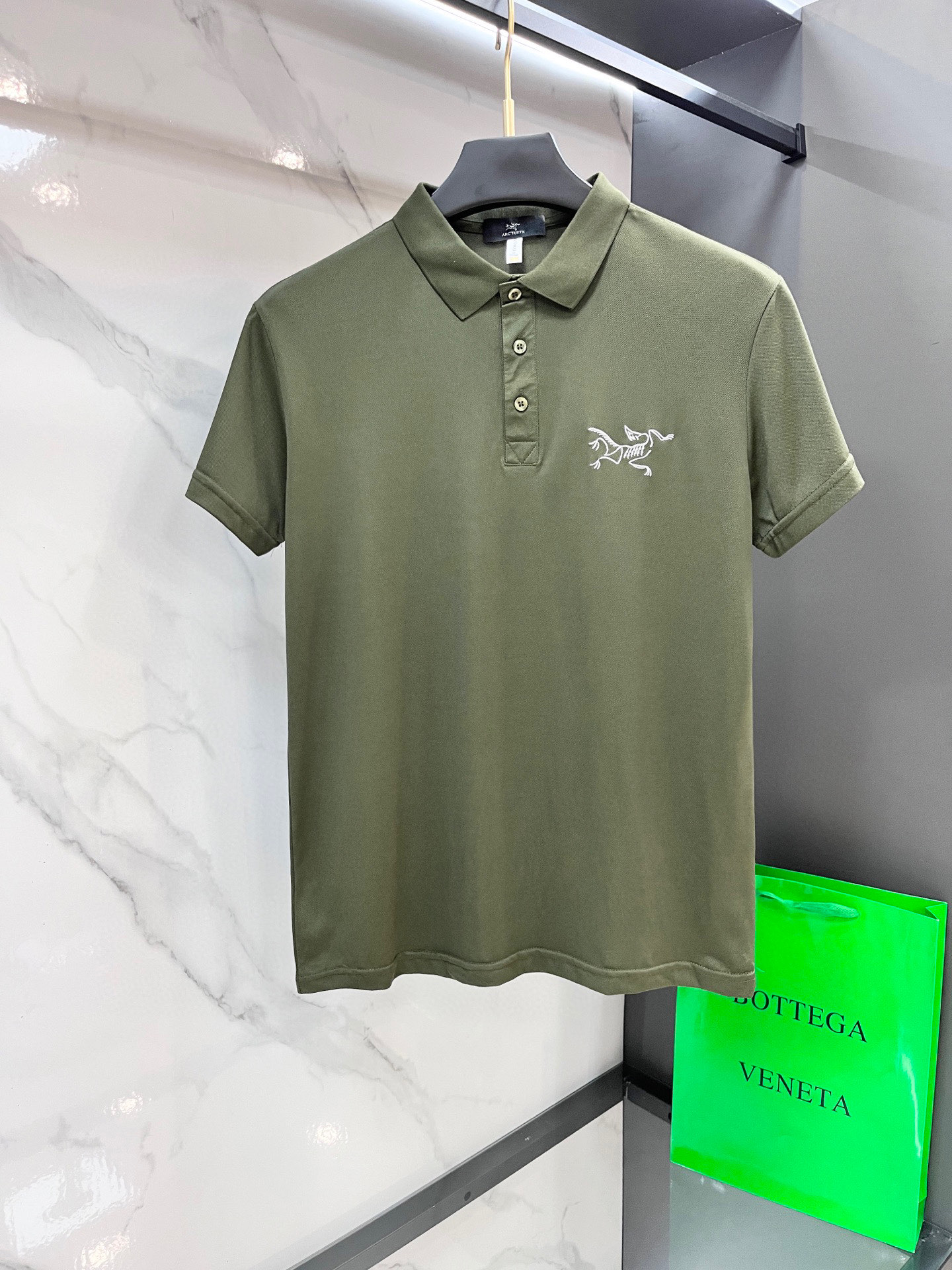 NO:512928,Archaeopteryx New high-end business polo White-collar workers are a must-have item for individuals in the unit!  Casual business lapel short sleeves, technological fabric, great body feel, smooth texture and great texture!  Good elasticity, no sense of restraint, the fabric has its own breathable mesh, moisture absorption and sweating, quick drying and keeping it dry, small lapel placket-breasted design, showing a straight posture, not soft pedal, simple style, can be used for business and leisure, highly recommended!  Simple, generous, clean and neat, elegant and gentlemanly. The key is the fabric, the key is to quality control, the feel is extremely delicate and smooth, the fabric has a good gloss and upper body skeleton feel, so you can greet mature and quality men's clothing!  Sweat in summer and dry in seconds, a brand new experience Business commuting and leisure …………………………………………………………………………………………………………………………………………………………………………………………………………………………………………………………………………………………19860909始祖鸟 新款高端商务polo 白领 单位人士必入单品！ 休闲商务翻领短袖,科技面料,体感非常棒,手感顺滑质感很棒！弹性好,无任何束缚感,面料自带透气网孔,吸湿排汗,速干保持干爽,小翻领门襟排扣设计,展露挺拔姿态,不软踏,简约款式,商务休闲都可驾驭,强烈推荐！简单大方干净利落,儒雅绅士风度.高级材质,重点就是面料上,品控的必上,手感极其细腻光滑,面料光泽感和上身骨架感好,打招成熟品质男装！夏天出汗秒干,全新体验 商务通勤休闲 …………………………………………………… SizeS-XXXL,arc'teryx,T-shirt,alexander wang,Men's clothing