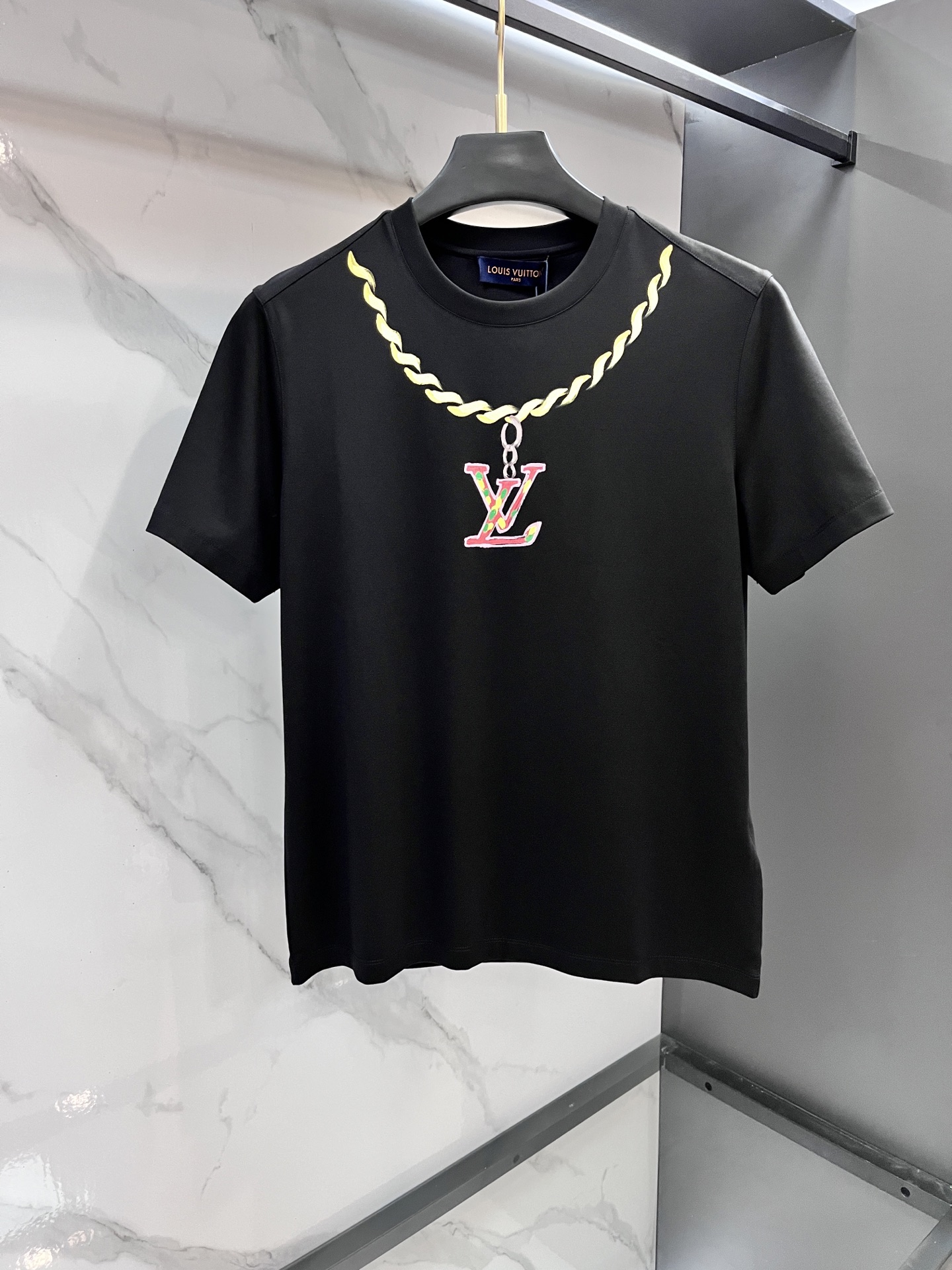 NO:512904,LV 2025 summer latest product, available at the same time, fashionable and casual round neck short-sleeved T-shirt, imported original mercerized fabric, extremely complex workmanship, the only channel that can be used as a purchasing agent level, top-level printing craft letter pattern logo, extremely high grade, comfortable and versatile, handsome and stylish upper body, ………………………………………………………………………………………………………………………………………………………………………………………………………………………………………………………………………………………………………………………………………………………………………………………………………………………………………………………………………………………………………………………………………………………………………………………………………………………………………………………………………………………………………………………………………………………………………………………………………………………………………………………………………………………………………………………………………………………………………………………………………………………………………………………………………………………………………………………………………………………………………19860909LV 2025夏季最新品,同步有售,时尚休闲圆领短袖T恤,进口原版丝光面料,做工极为复杂,唯一可以做代购级别的渠道狠货,顶级印花工艺字母图案logo,档次极高,舒适百搭,上身帅气有型,…………………………………………………… SizeM-XXXL,,louis vuitton,T-shirt,tees，t-shirt,alexander wang,Men's clothing