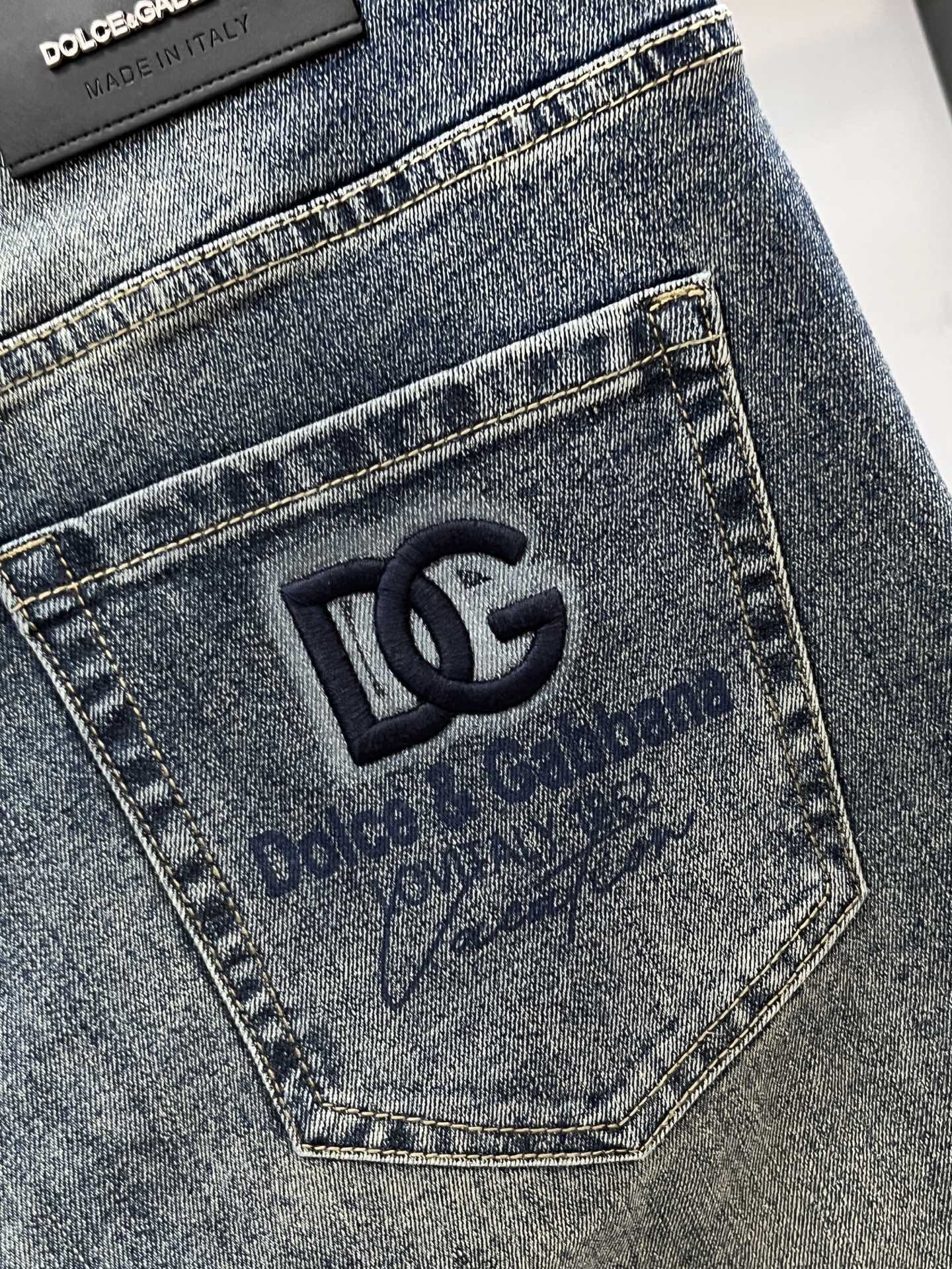 DG 2025SS早春新品薄款重工休闲牛仔裤👖，进口优质水洗弹力面料，上身舒适透气有弹力，客供五金辅料装