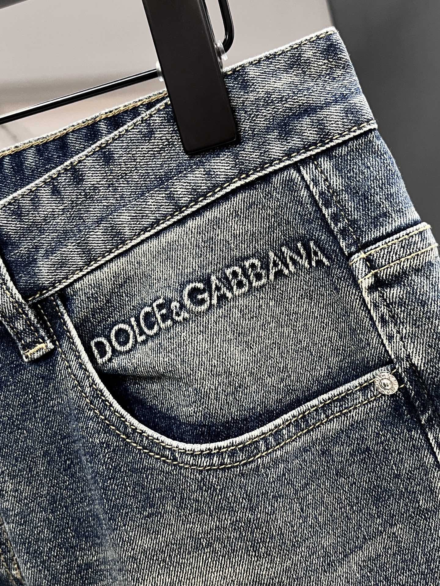 DG 2025SS早春新品薄款重工休闲牛仔裤👖，进口优质水洗弹力面料，上身舒适透气有弹力，客供五金辅料装