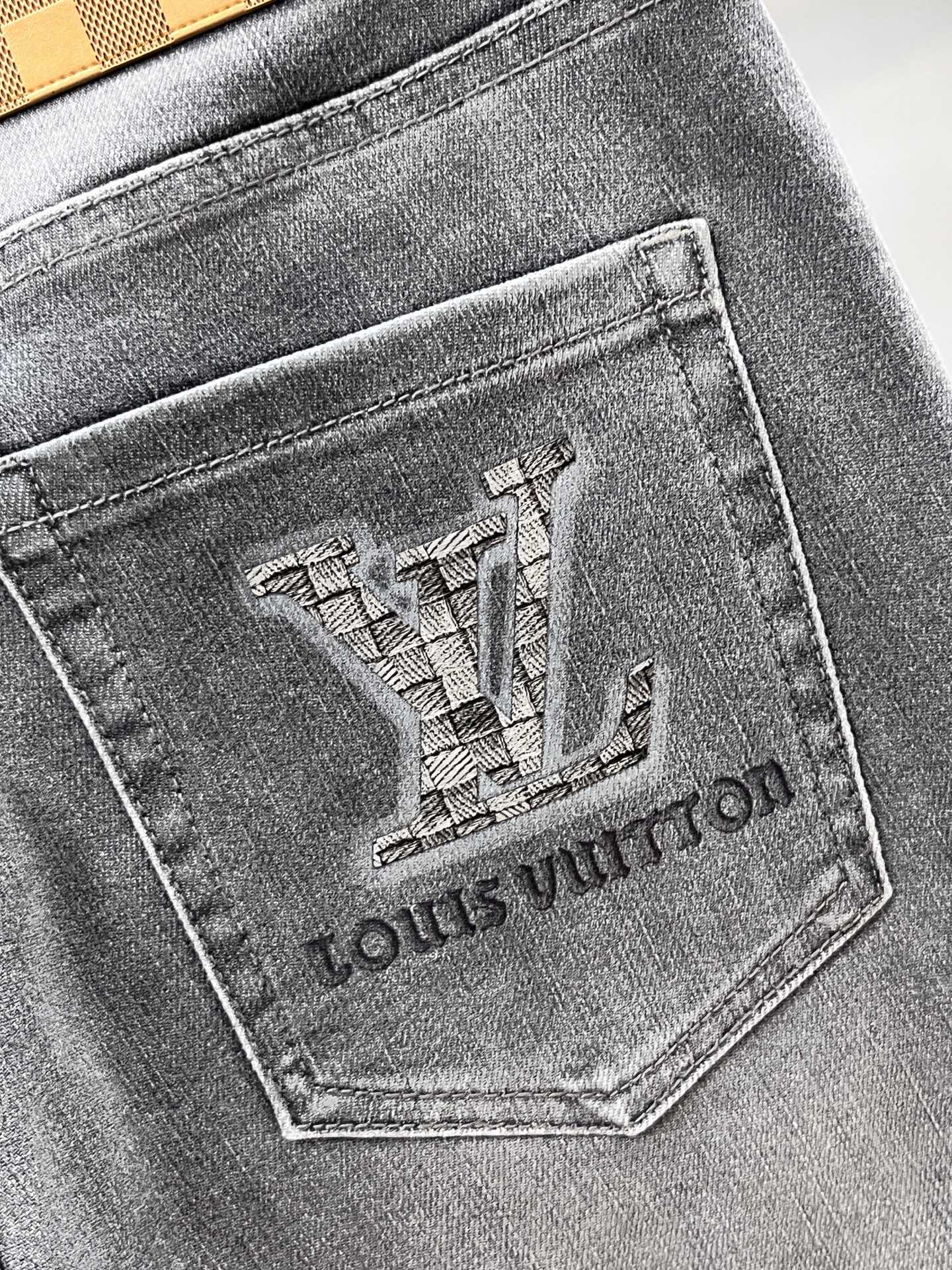 LV 2025SS早春新品薄款重工休闲牛仔裤👖，进口优质水洗弹力面料，上身舒适透气有弹力，客供五金辅料装