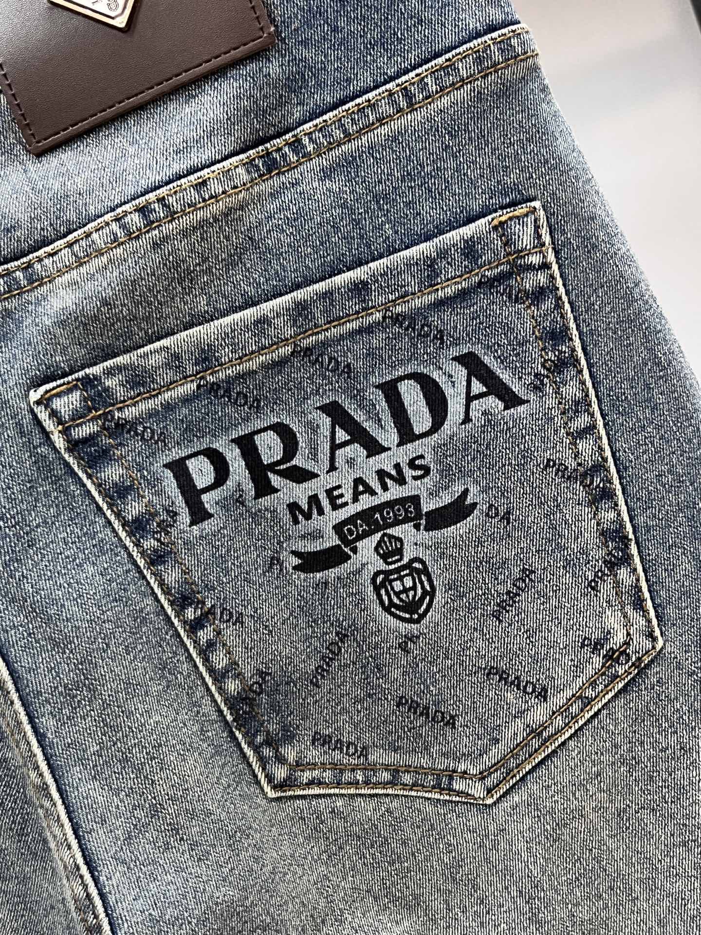 普拉达 2025SS早春新品薄款重工休闲牛仔裤👖，进口优质水洗弹力面料，上身舒适透气有弹力，客供五金辅料