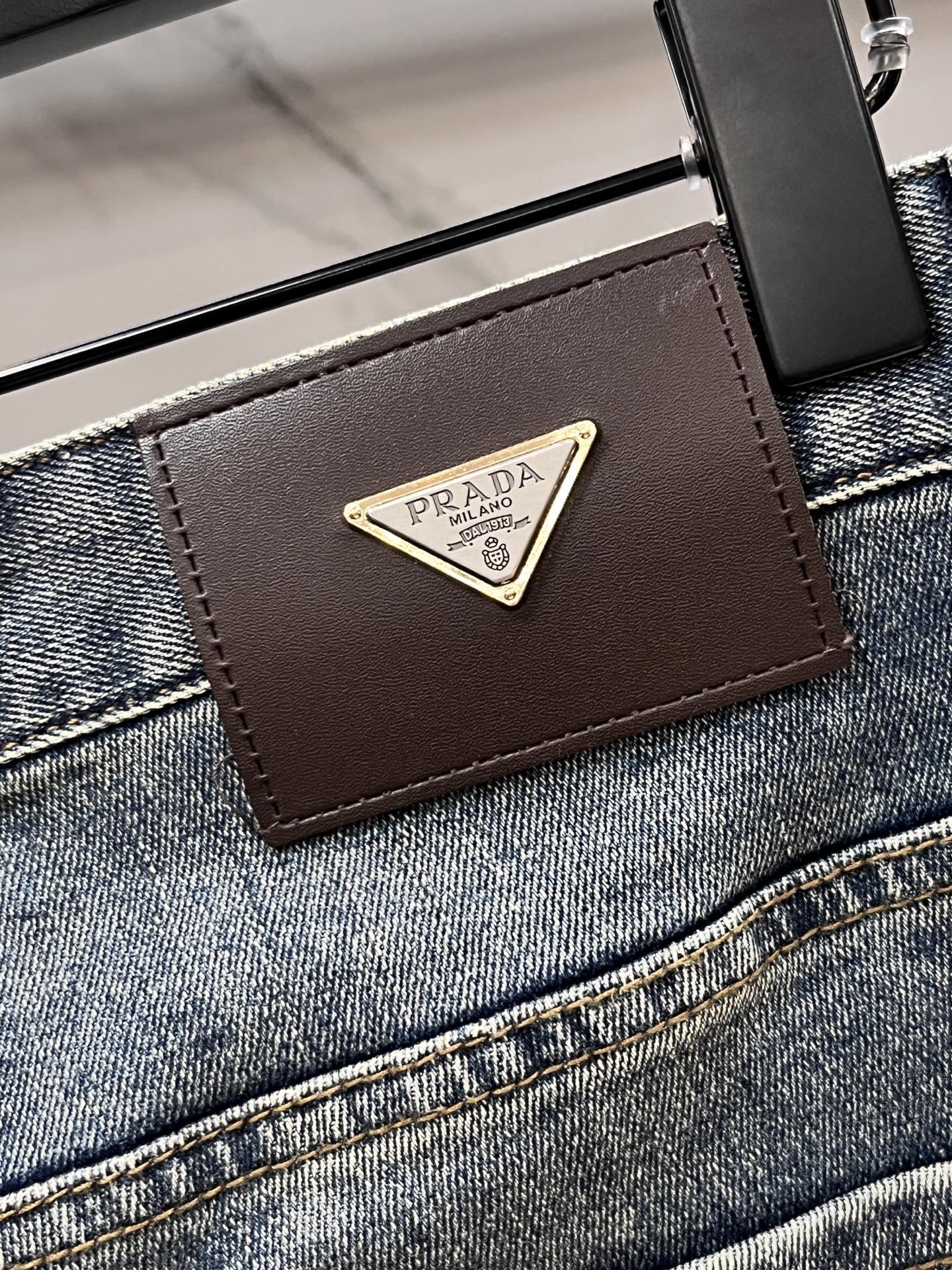 普拉达 2025SS早春新品薄款重工休闲牛仔裤👖，进口优质水洗弹力面料，上身舒适透气有弹力，客供五金辅料