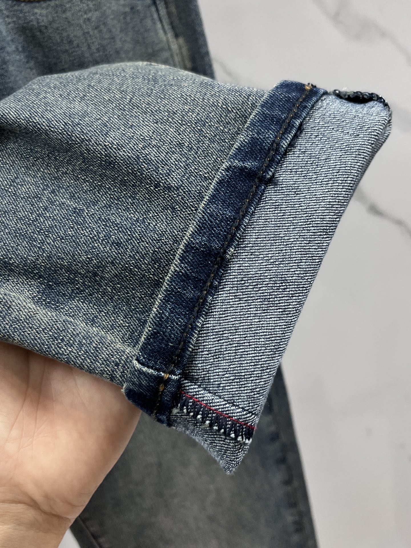 普拉达 2025SS早春新品薄款重工休闲牛仔裤👖，进口优质水洗弹力面料，上身舒适透气有弹力，客供五金辅料