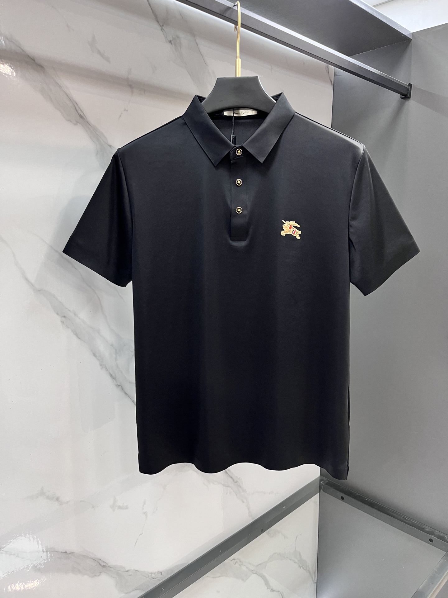 NO:835875,Burberry 2026ss new summer product, men's no-iron anti-quick-drying business short-sleeved POLO shirt, rarely available through trading company channels, ahead of GW sales!  Lujia's summer show item, unique texture!  The fabric is silky and shiny, no-iron, anti-wrinkle and full of drape. No matter how you ravage it, it will remain as smooth as ever!  The fabric is made from custom-made imported polyester fiber fabrics. The fabric is wrinkle-resistant, lightweight and easy to care for. It feels light, silky and delicate. It has excellent breathability, moisture absorption and quick-drying properties. The upper body has a cooling effect. It is definitely the best choice for your summer wardrobe. If you get the actual product, you will definitely have an endless desire to repurchase!  The exquisite and smooth hemming and routing technology can withstand the harsh scrutiny and severe test of the masses. The first-class tailoring with basic fit makes the upper body three-dimensional and tall, handsome and charming!  ……………………………………………………………… SizeM-XXXXl,,burberry,louis vuitton,louis vuitton,T-shirt,19860909巴宝莉 2026ss夏季新品,男士免烫抗速干商务短袖POLO衫,贸易公司渠道稀出,领先GW发售！驴家夏季秀款单品,独特纹理！面料丝滑冰感有光泽,免烫抗皱垂感十足,不论你如何蹂躏都会顺滑如初！ 面料精选客供定制进口聚酯纤维面料制成,面料抗皱轻盈好打理,手感轻薄丝滑细腻,拥有着极佳的透气吸湿速干性能,上身自带降温功效,绝对是夏日衣橱中不二之选,实物到手绝对会让你有无限回购的渴望！精湛平顺的包边走线工艺,经得起群众苛刻的目光审视及严峻考验,基础合体的一流版型裁剪,上身立体挺拔,帅气迷人！…………………………………………………… SizeM-XXXXl,,burberry,louis vuitton,louis vuitton,T-shirt,,Men's clothing