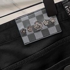 LV 2025SS早春新品薄款重工休闲牛仔裤👖,进口优质水洗弹力面料,上身舒适透气有弹力,客供五金辅料装 LV 2025SS早春新品薄款重工休闲牛仔裤👖,进口优质水洗弹力面料,上身舒适透气有弹力,客供五金辅料装