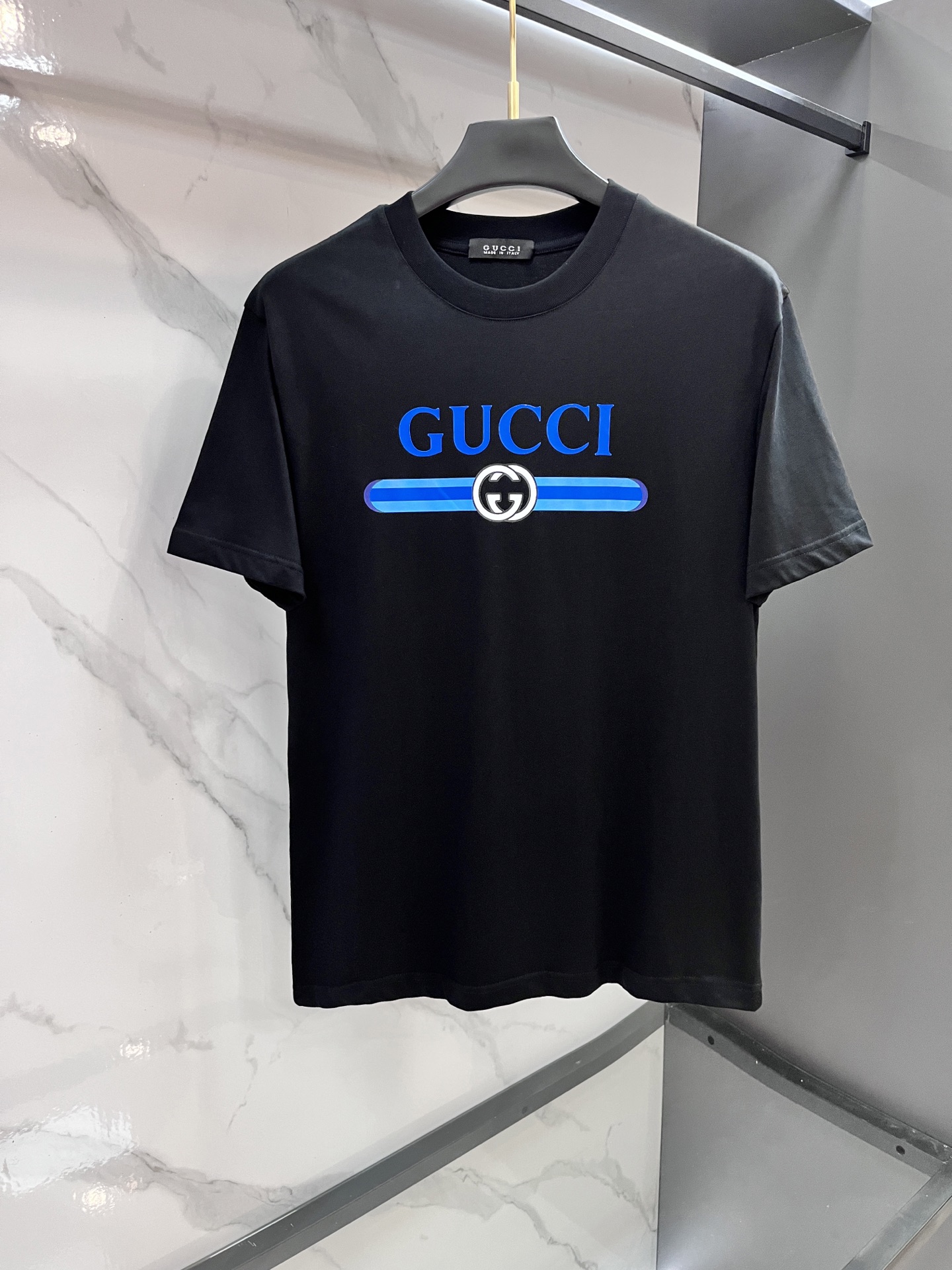 NO:777813,Gucci spring and summer new style debuts the latest short-sleeved round neck T-shirt with high-end customization and avant-garde fashion design!  Brand logo heavy craftsmanship printing design. Comfortable to wear. Exquisite stitching. Fine workmanship. The upper body effect is incomparably handsome!  Same style for men and women!  ……………………………………………………………… SizeM-XXXL,,gucci,T-shirt,tees,t-shirt,19860909Gucci 春夏新款首发最新款短袖圆领T恤 高端订制 设计前卫时尚！品牌logo重工艺印花设计 .穿着舒适.级别精致车线.做工精细.上身效果无敌帅气！男女同款！…………………………………………………… SizeM-XXXL,,gucci,T-shirt,tees，t-shirt,,Men's clothing