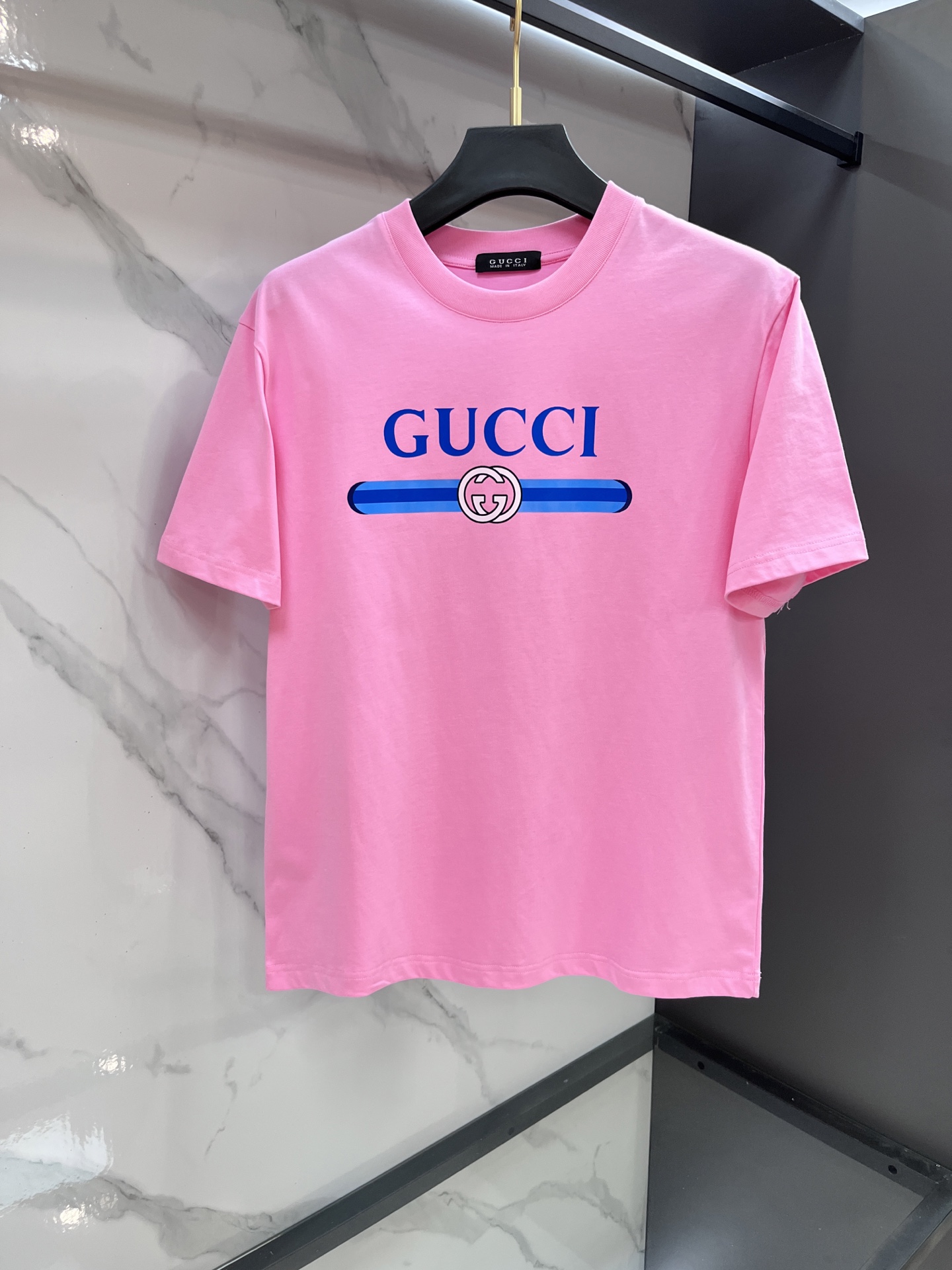 NO:777867,Gucci spring and summer new style debuts the latest short-sleeved round neck T-shirt with high-end customization and avant-garde fashion design!  Brand logo heavy craftsmanship printing design. Comfortable to wear. Exquisite stitching. Fine workmanship. The upper body effect is incomparably handsome!  Same style for men and women!  ……………………………………………………………… SizeM-XXXL,,gucci,T-shirt,tees,t-shirt,19860909Gucci 春夏新款首发最新款短袖圆领T恤 高端订制 设计前卫时尚！品牌logo重工艺印花设计 .穿着舒适.级别精致车线.做工精细.上身效果无敌帅气！男女同款！…………………………………………………… SizeM-XXXL,,gucci,T-shirt,tees，t-shirt,,Men's clothing