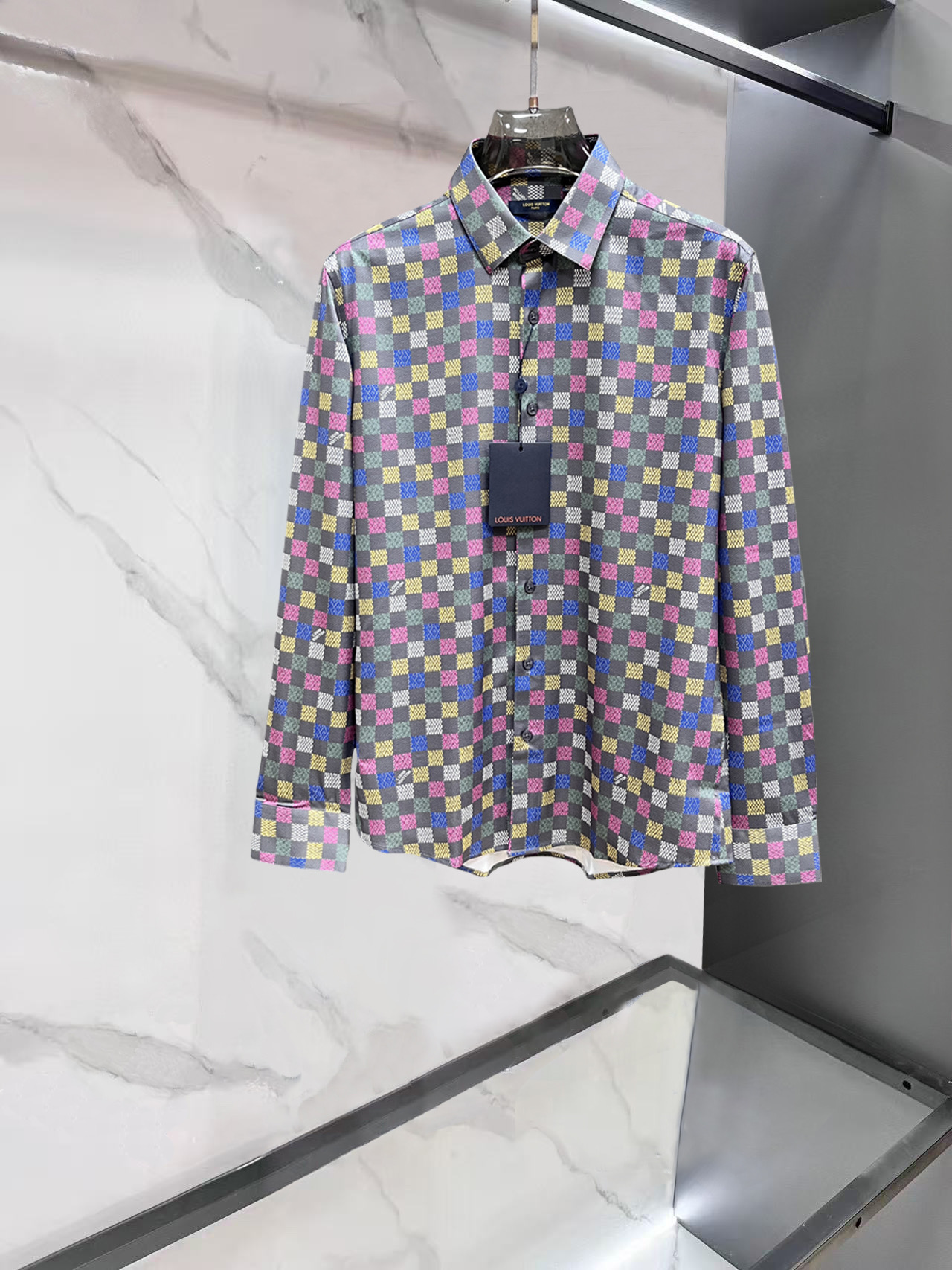NO:546701,LV 2025ss new men's long-sleeved shirt shirt, high-end version!  Customized fabrics are breathable and comfortable, with impeccable details, and the brand element design concept reflects high quality. They feel delicate and soft!  It is casually cut, with a great upper body style!  ………………………………………………………………………………………… SizeM-XXXl,,louis vuitton,shirts,alexander wang19860909LV 2025ss新款男士长袖 衬衫 衬衣,高端版本！定制面料 透气舒适度高,细节无可挑剔,品牌元素设计理念,体现高品质.手感细腻柔软！呈现休闲裁剪,上身版型超赞！…………………………………………………… SizeM-XXXl,,louis vuitton,shirts,alexander wang,Men's clothing