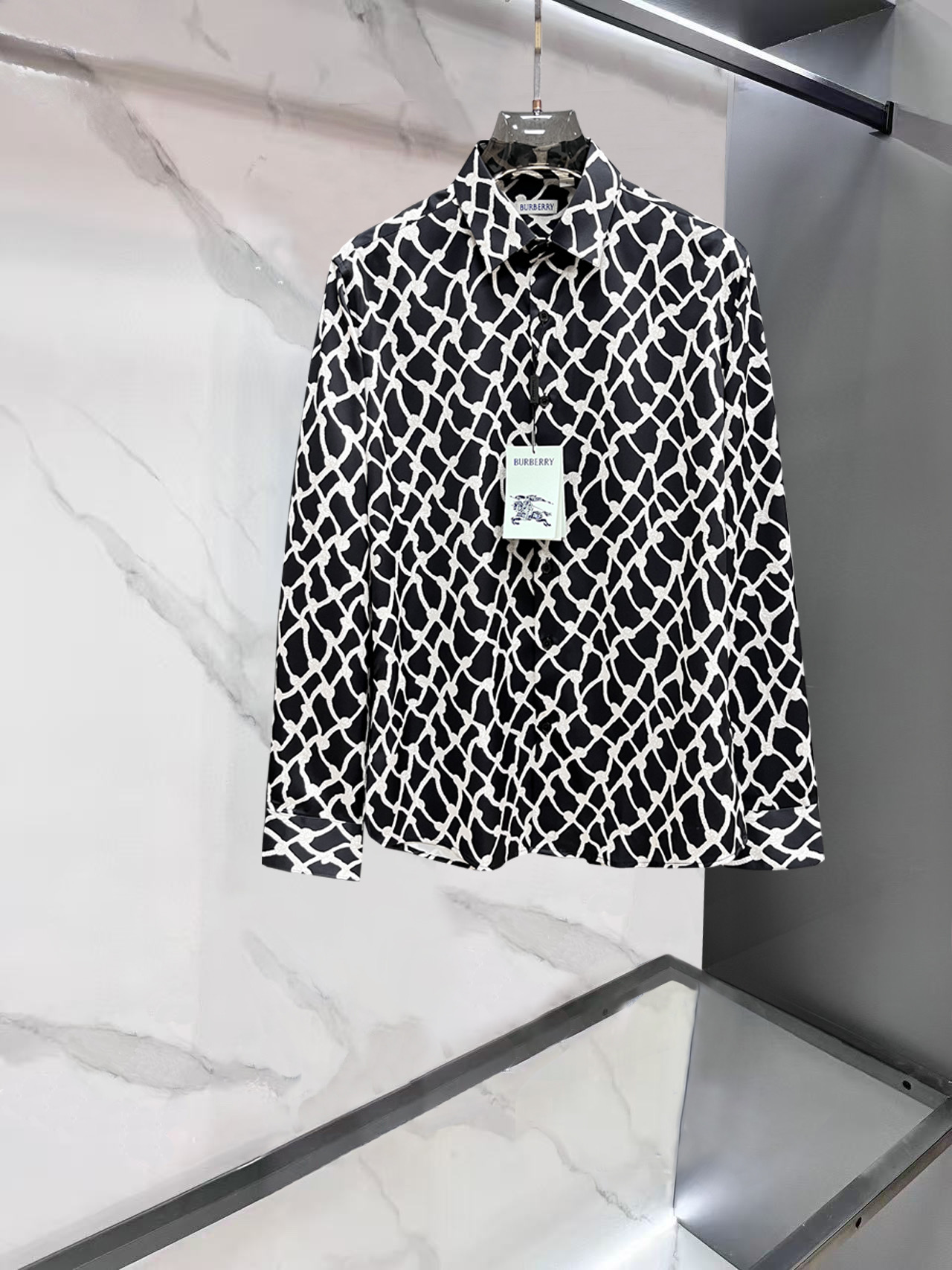 NO:546712,Burberry 2025ss new men's long-sleeved shirt shirt, high-end version!  Customized fabrics are breathable and comfortable, with impeccable details, and the brand element design concept reflects high quality. They feel delicate and soft!  It is casually cut, with a great upper body style!  …………………………………………………………………………………… SizeM-XXXl, burberry,shirts,alexander wang19860909巴宝莉 2025ss新款男士长袖 衬衫 衬衣,高端版本！定制面料 透气舒适度高,细节无可挑剔,品牌元素设计理念,体现高品质.手感细腻柔软！呈现休闲裁剪,上身版型超赞！…………………………………………………… SizeM-XXXl,,burberry,shirts,alexander wang,Men's clothing