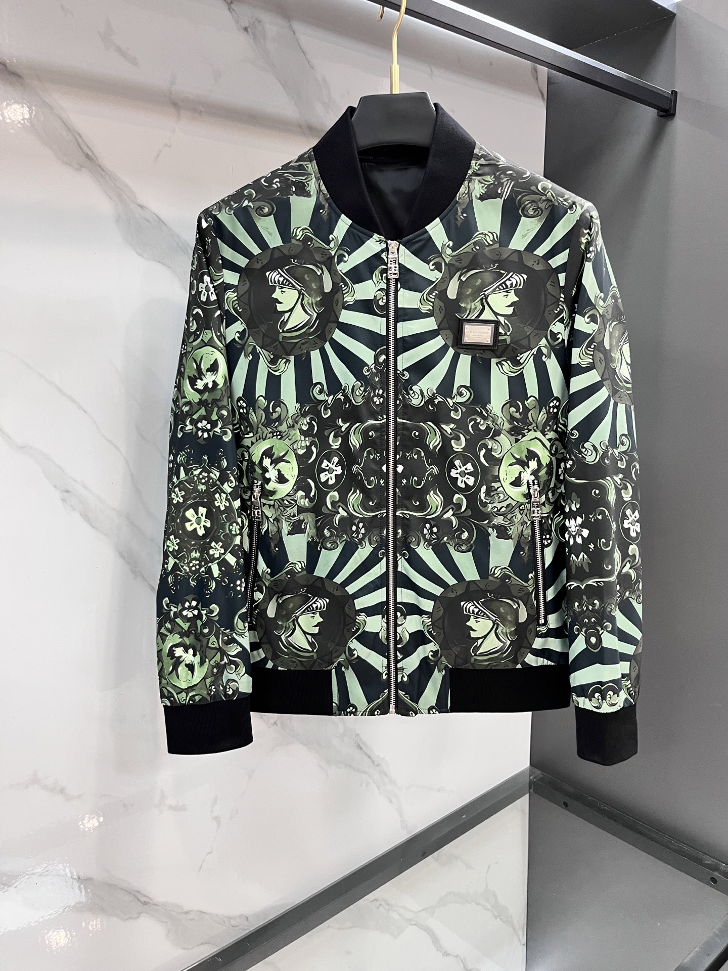 NO:527851,DG 2025 autumn new product, fashionable and handsome, clean and neat tailored, full of urban style!  The luxury of taste can be reflected in casual outfits. Customer-supplied high-end high-minded nylon fabric is super soft!  The crisp drooping feel is quite good, with a light luster, and a dense and skin-friendly feeling!  Zippered baseball collar, perfect slim fit, and new outfits will be changed at any time!  Not only is it comfortable to wear, but it is also extremely breathable!  ……………………………………………………………………………… Sizem-xxxl,,alexander wang19860909DG 2025秋季新品 时尚帅气 干净利落剪裁 都市风十足！在随意的装束中都能体现有品位的奢华感 客供高支高密尼龙面料 面料超柔软！挺括垂感相当不错,淡淡光泽,密实感亲肤好！ 拉链棒球领 完美修身版型 随时变化新装！不仅穿起来很舒服 而且无比透气！ ………………………………………………… Sizem-xxxl,,alexander wang,Men's clothing