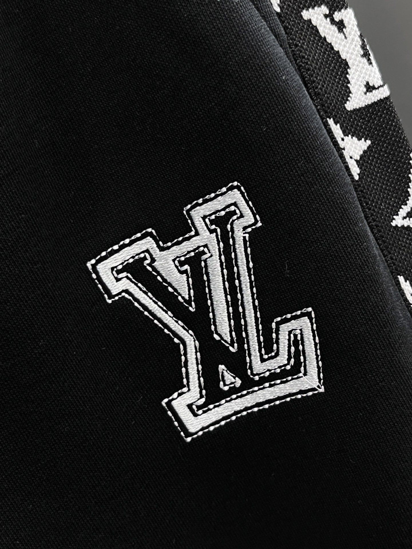 LV 2025秋冬新款休闲裤，高端版本，定制面料 透气舒适度高，细节无可挑剔，品牌元素设计理念，体现高品