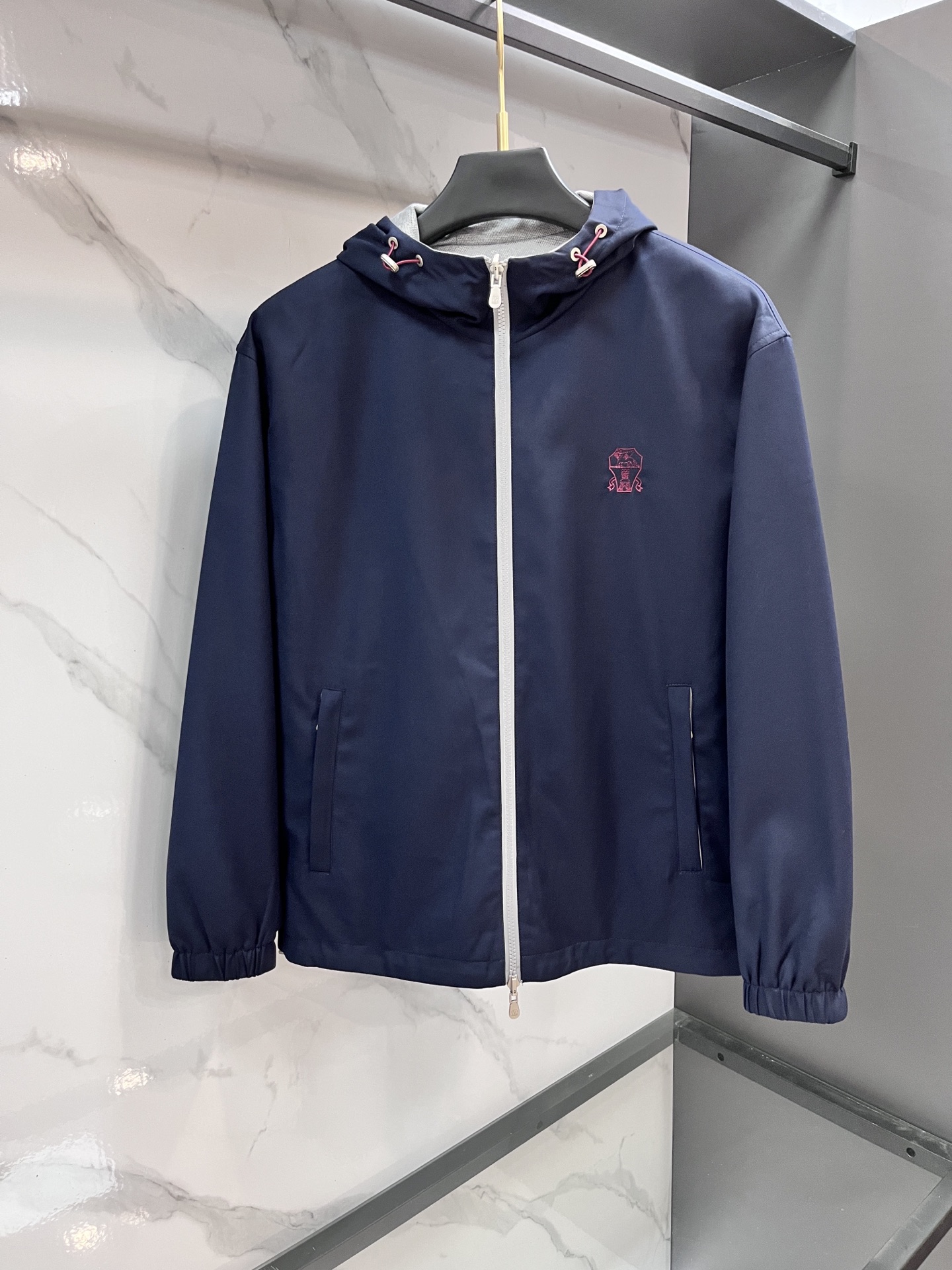 NO:527861,BC 2025 autumn new product, fashionable and casual hooded jacket on both sides, available at the same time, original single product, imported original fabric, unique design, elegant and high-end color matching, remarkable details in the inner part, top embroidery craft pattern logo, original hardware and auxiliary decoration, extremely high grade, comfortable and breathable, handsome upper body, 2 colors recommended……………………………………………………………………………………………………………………………………………………………………………………………………………………………………………………………………………………………………………………………………………………………………………………………………………………………………………………………………………………………………………………………………………………………………………………………………………………………………………………………………………………………………………………………………………………………………………………………………………………………………………………………………………………………………………………………………………………………………………………………………………………………………………………………………………………………………………………………………………………………………19860909BC 2025秋季新品,时尚休闲两面穿连帽外套,同步有售,原单狠货,采用进口原版面料,独特设计,配色高雅高级,内里细节可圈可点,顶刺绣工艺图案logo,原版五金辅料装饰,档次极高,舒适透气,上身帅气,2色推荐…………………………………………………… Sizem-XXXL,,jackets & coats,hats,alexander wang,Men's clothing