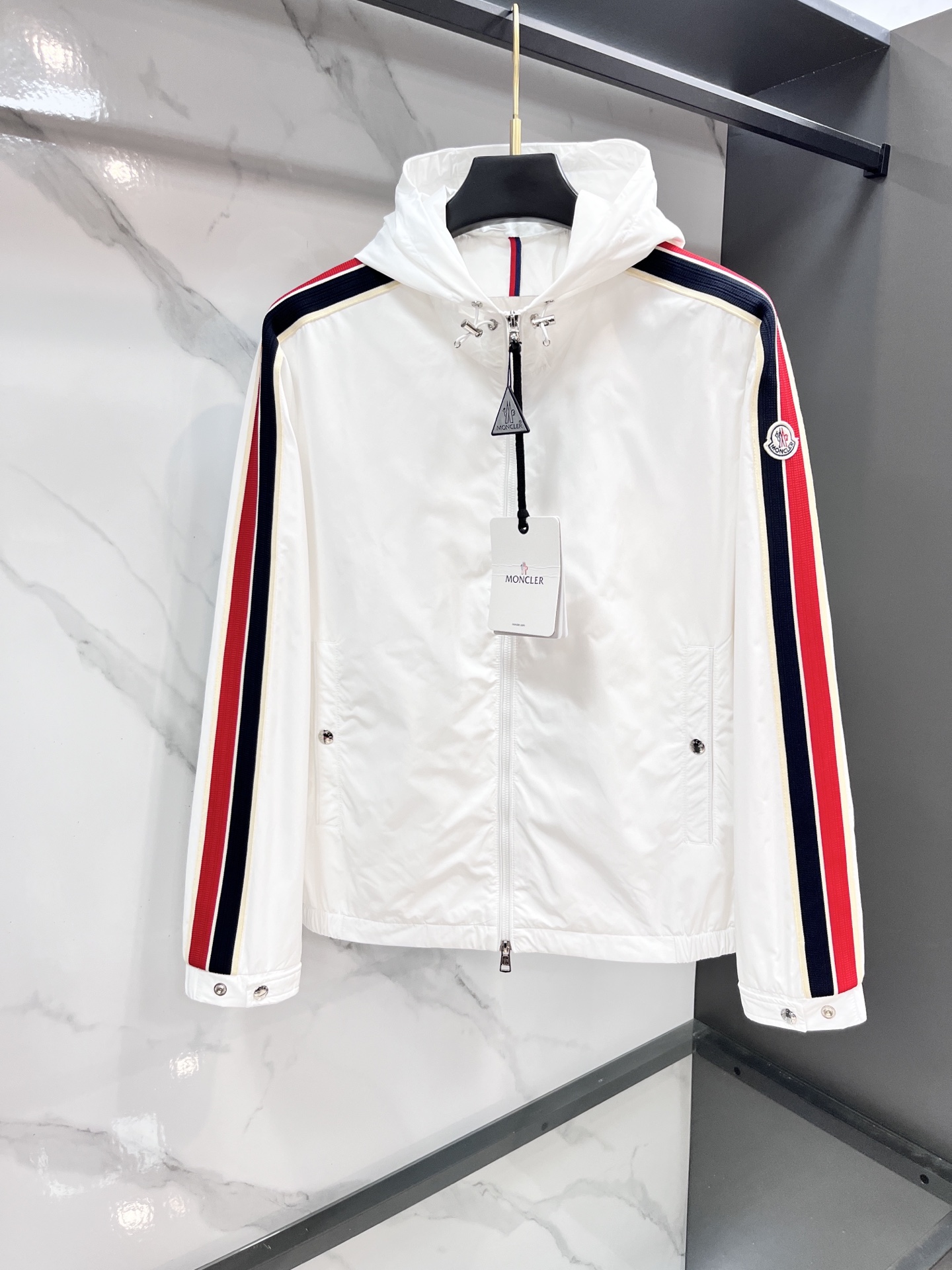 NO:527854,The new 2025 autumn jacket, the new product on the show is perfect, comfortable and warm, the three-standard complete colors and full and attractive, and the very outstanding design easily advances the sense of fashion. The workmanship is extremely exquisite and rigorous, and the wiring is neat and meticulous!  A masterpiece of a big-name designer!  The upper body doesn't look bloated and super handsome!  ……………………………………………………………………………… Sizem-XXXL,,Moncler,jackets & coats,jackets & coats,alexander wang19860909蒙口 2025秋季新款夹克外套,秀场新品品相非常完美,舒适保暖,三标齐全色泽饱满诱人,非常出彩的设计,轻松将时髦感进阶,做工极为考究严谨,走线工整细致！大牌设计师巨作！上身不显臃肿、超级帅气！…………………………………………………… Sizem-XXXL,,Moncler,jackets & coats,jackets & coats,alexander wang,Men's clothing