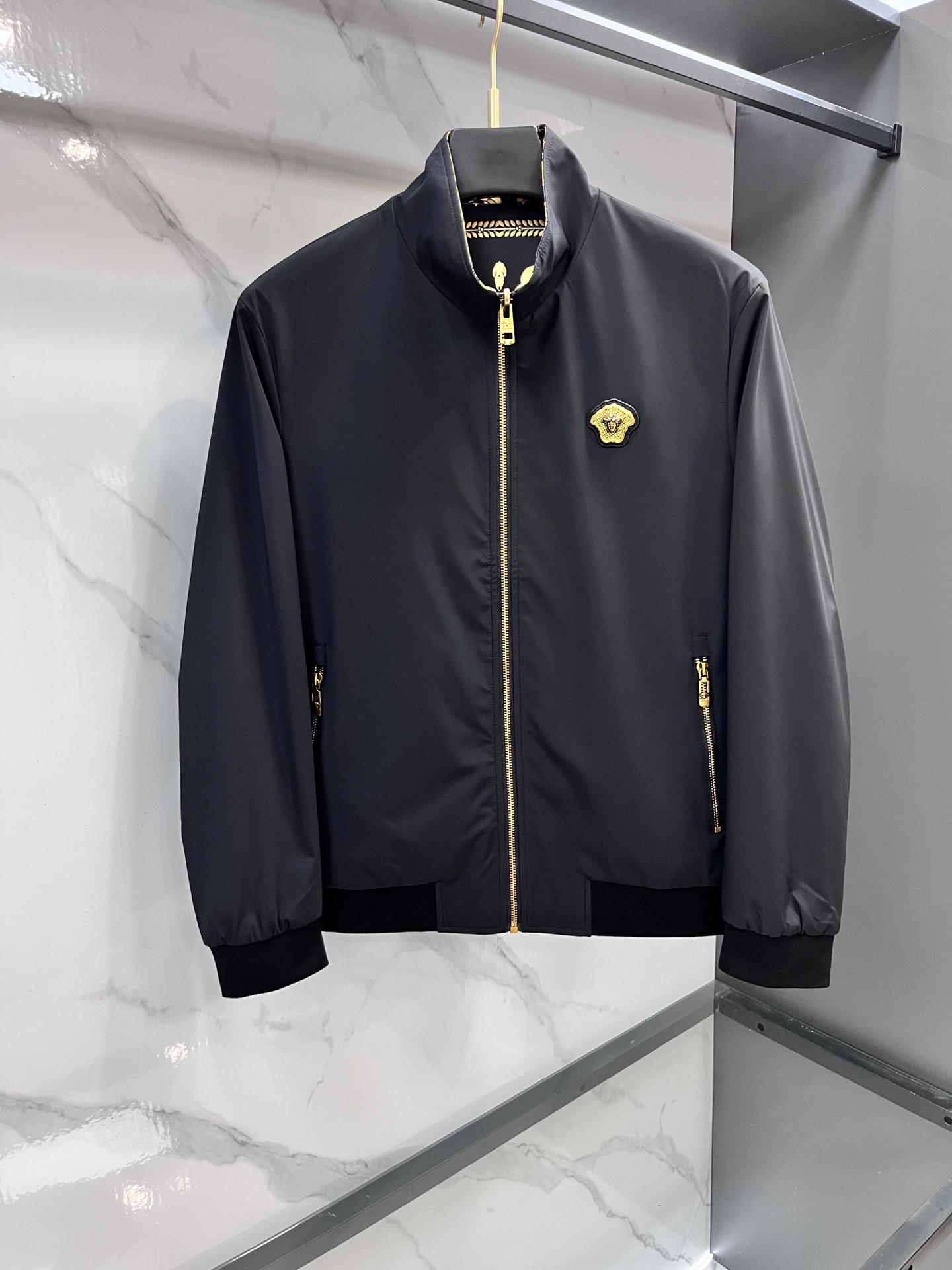 NO:527858,Versace 2025ss autumn and winter big boutique double-sided jackets, customized high-quality polyester fiber fabric!  Top-level fashion brand elements logo design, complete with three standards!  The original hardware and accessories have smooth lines and exquisite craftsmanship, excellent upper body style, comfortable fabric, windproof and warm, and casual matching are very fashionable, handsome, casual and fashionable men's must-have!  ………………………………………………………………………… SizeM-XXXl, versace, jackets & coats, jackets & coats, alexander wang19860909范思哲 2025ss秋冬大爆款精品双面穿夹克外套,定制高品质聚酯纤维面料！顶级时尚大牌元素logo设计,三标齐全！原版五金辅料,线条流畅,工艺精致,上身版型超赞,面料舒适,挡风保暖,随意搭配都非常时尚帅气休闲时尚男仕必备款哦！………………………………………………… SizeM-XXXl,,versace,jackets & coats,jackets & coats,alexander wang,Men's clothing