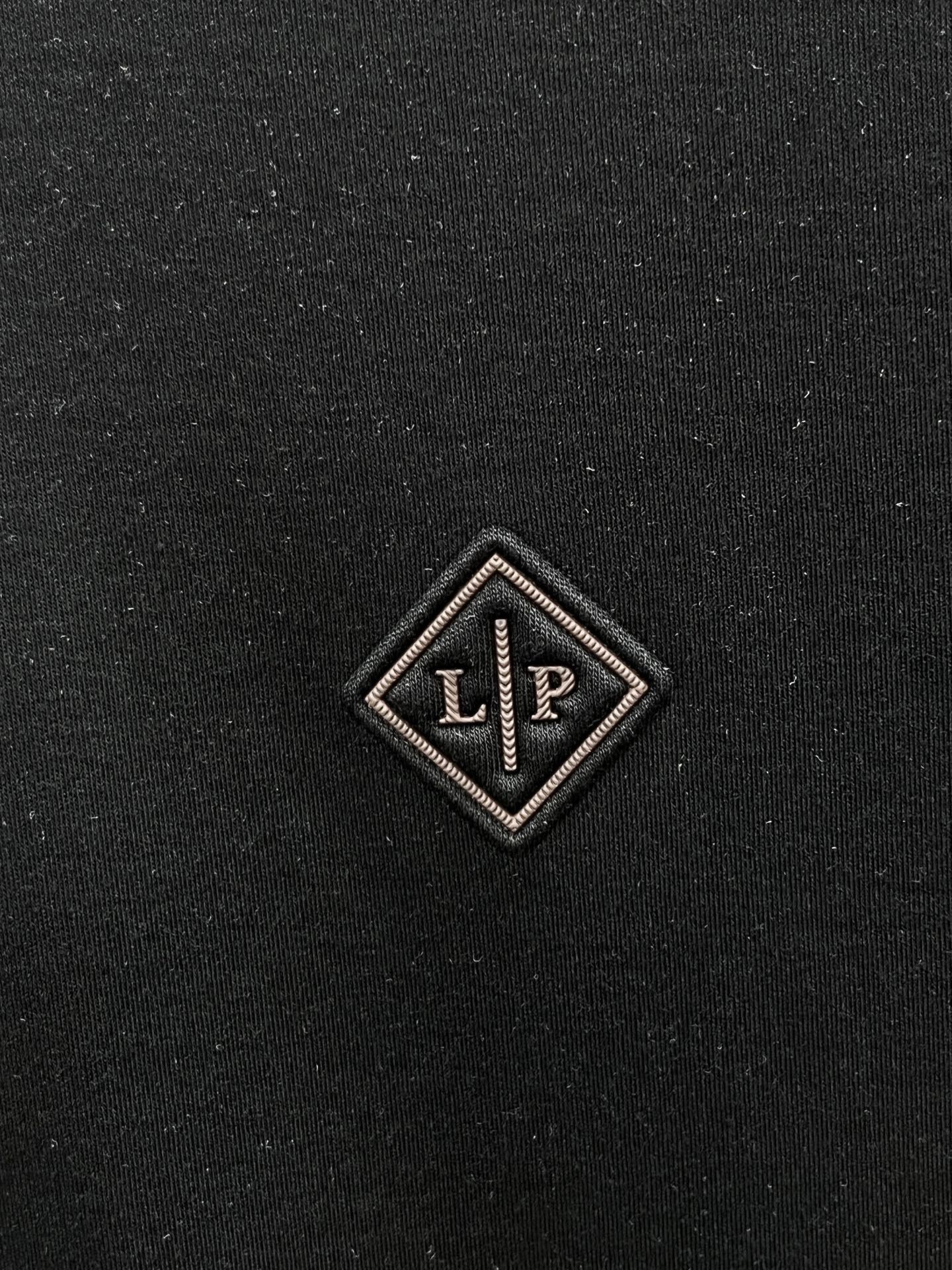 lP🆕 ss秋冬新款打底长袖，全品相！工艺采用胸前logo 徽章设计！上身舒适透气，不僵硬，整体有着丰富