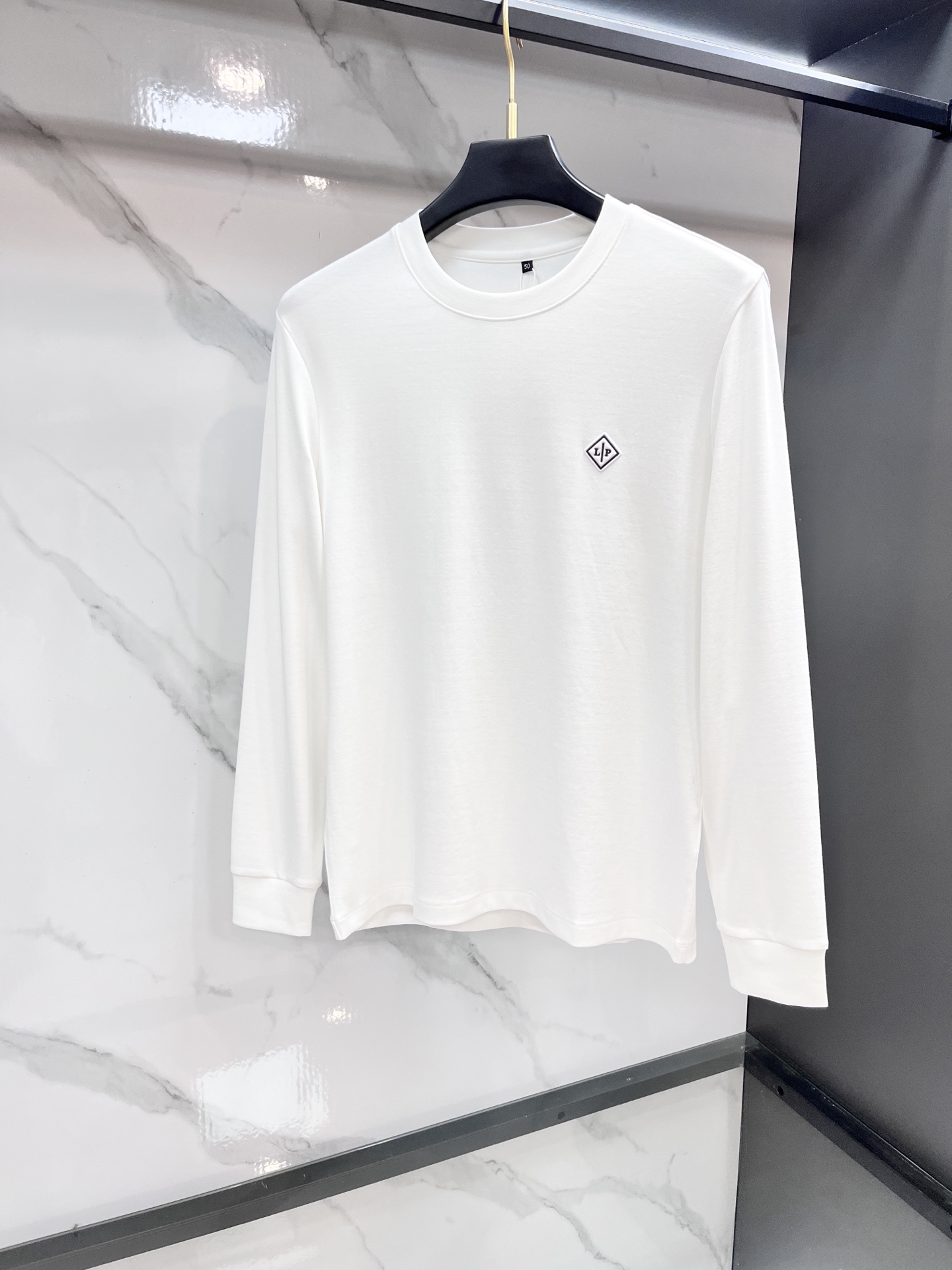 lP🆕 ss秋冬新款打底长袖，全品相！工艺采用胸前logo 徽章设计！上身舒适透气，不僵硬，整体有着丰富