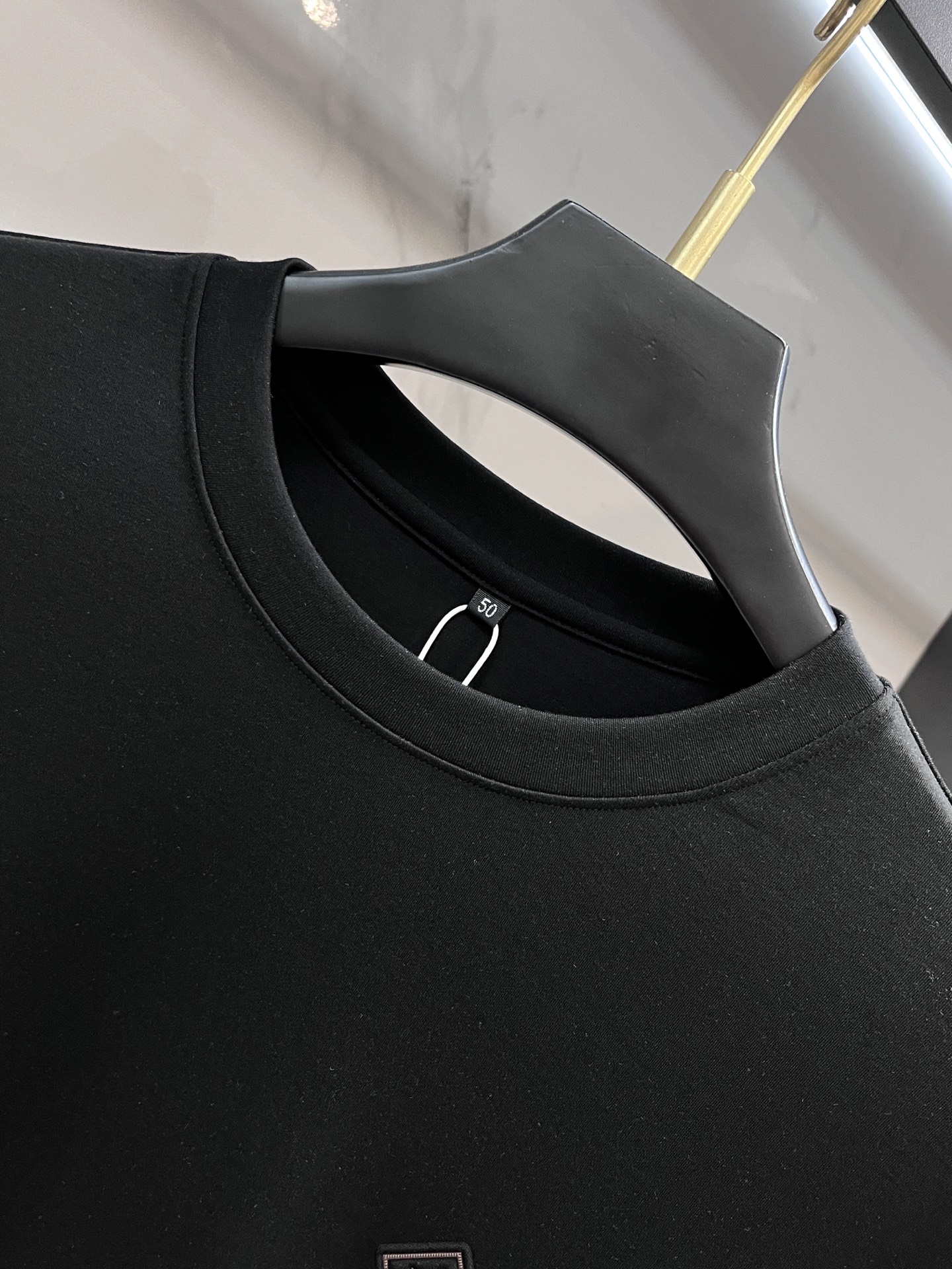 lP🆕 ss秋冬新款打底长袖，全品相！工艺采用胸前logo 徽章设计！上身舒适透气，不僵硬，整体有着丰富