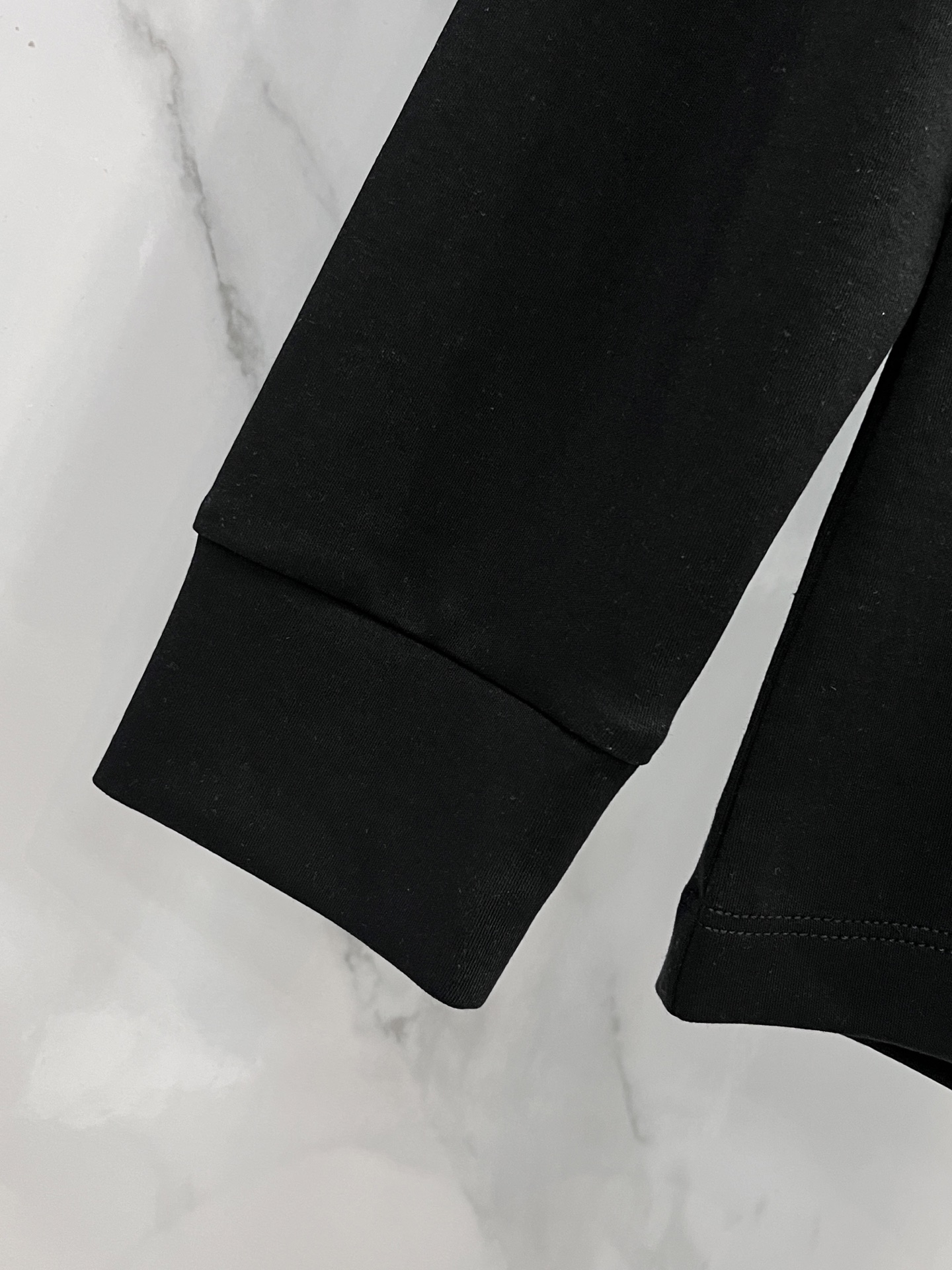 lP🆕 ss秋冬新款打底长袖，全品相！工艺采用胸前logo 徽章设计！上身舒适透气，不僵硬，整体有着丰富