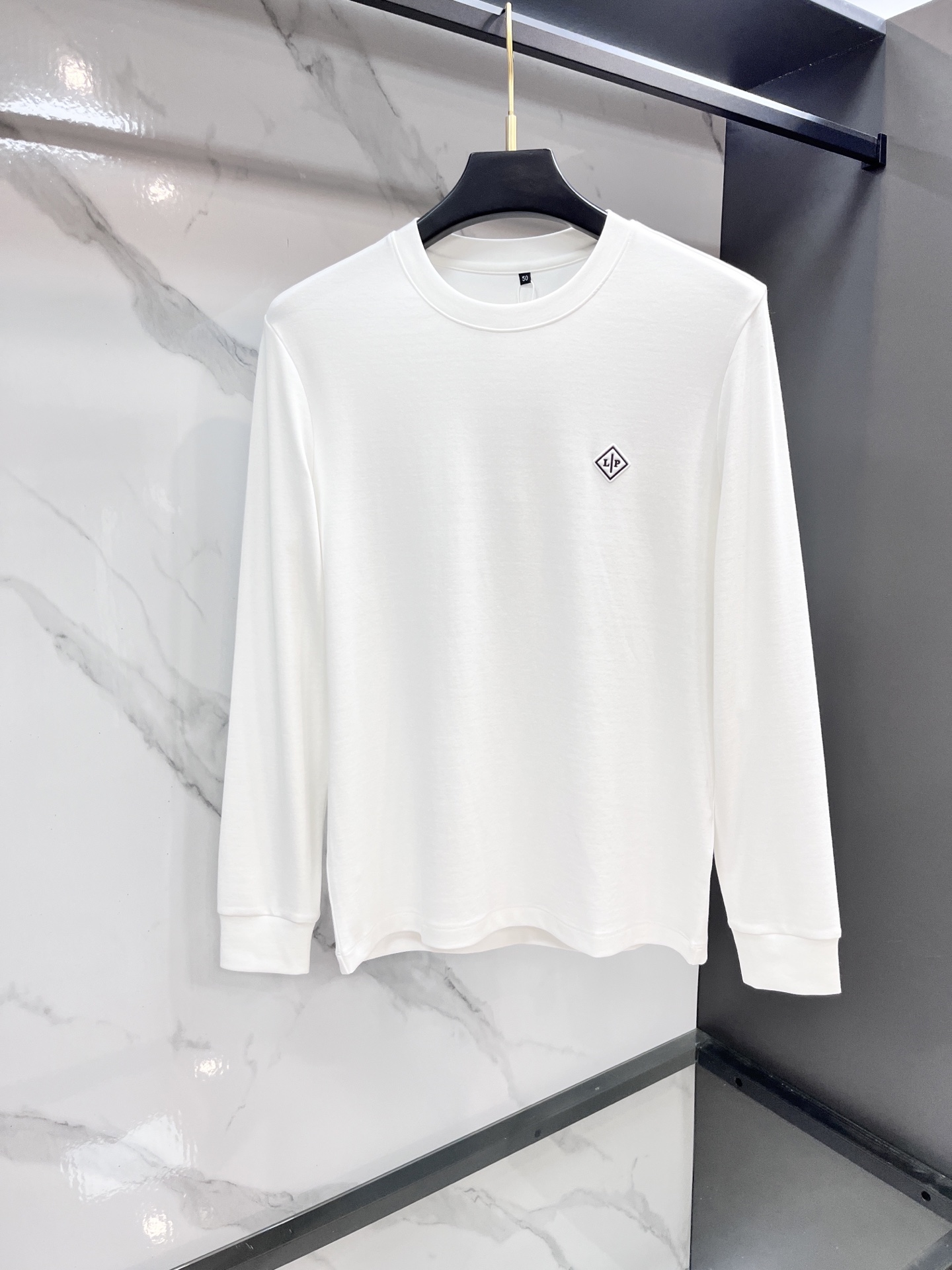 lP🆕 ss秋冬新款打底长袖，全品相！工艺采用胸前logo 徽章设计！上身舒适透气，不僵硬，整体有着丰富