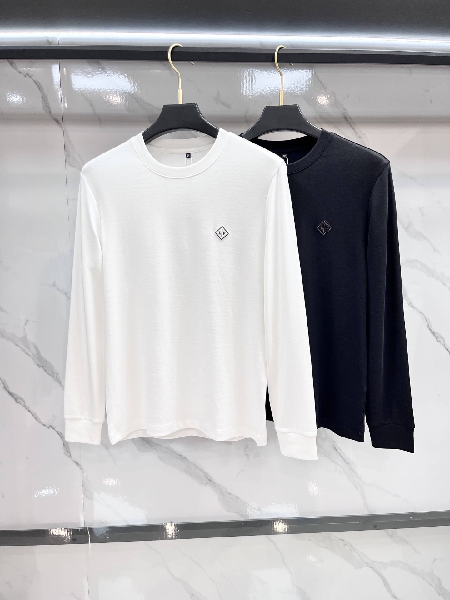 lP🆕 ss秋冬新款打底长袖，全品相！工艺采用胸前logo 徽章设计！上身舒适透气，不僵硬，整体有着丰富