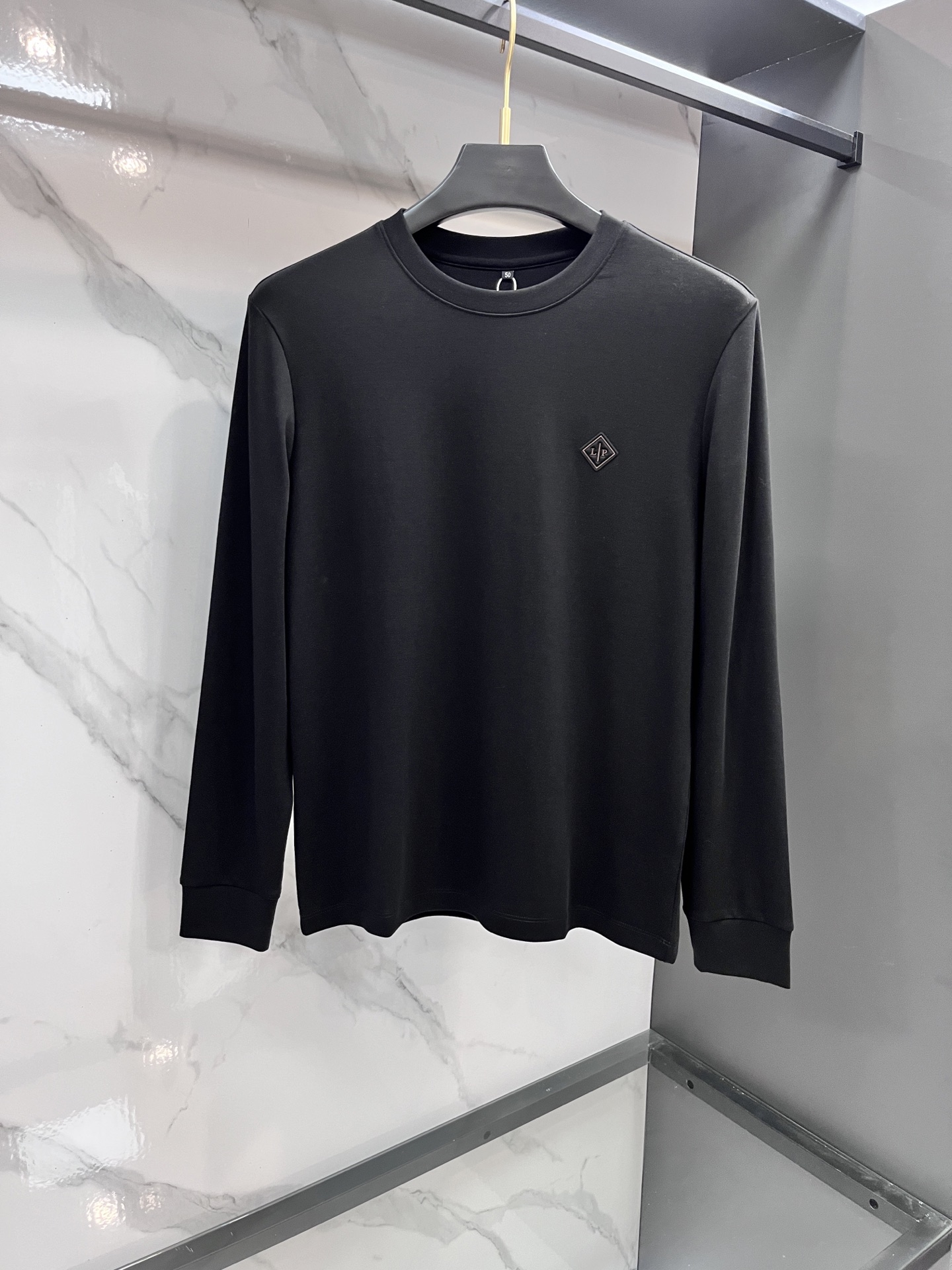 lP🆕 ss秋冬新款打底长袖，全品相！工艺采用胸前logo 徽章设计！上身舒适透气，不僵硬，整体有着丰富