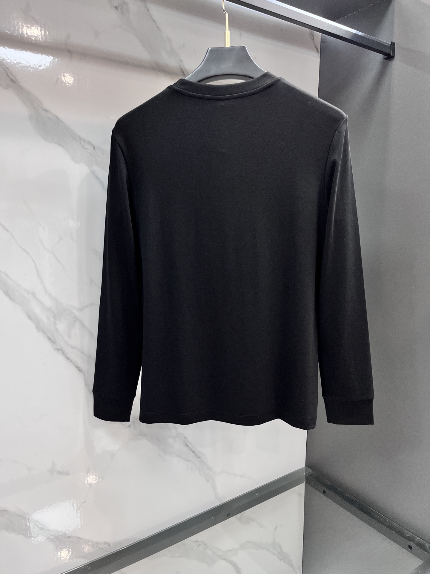 lP🆕 ss秋冬新款打底长袖，全品相！工艺采用胸前logo 徽章设计！上身舒适透气，不僵硬，整体有着丰富