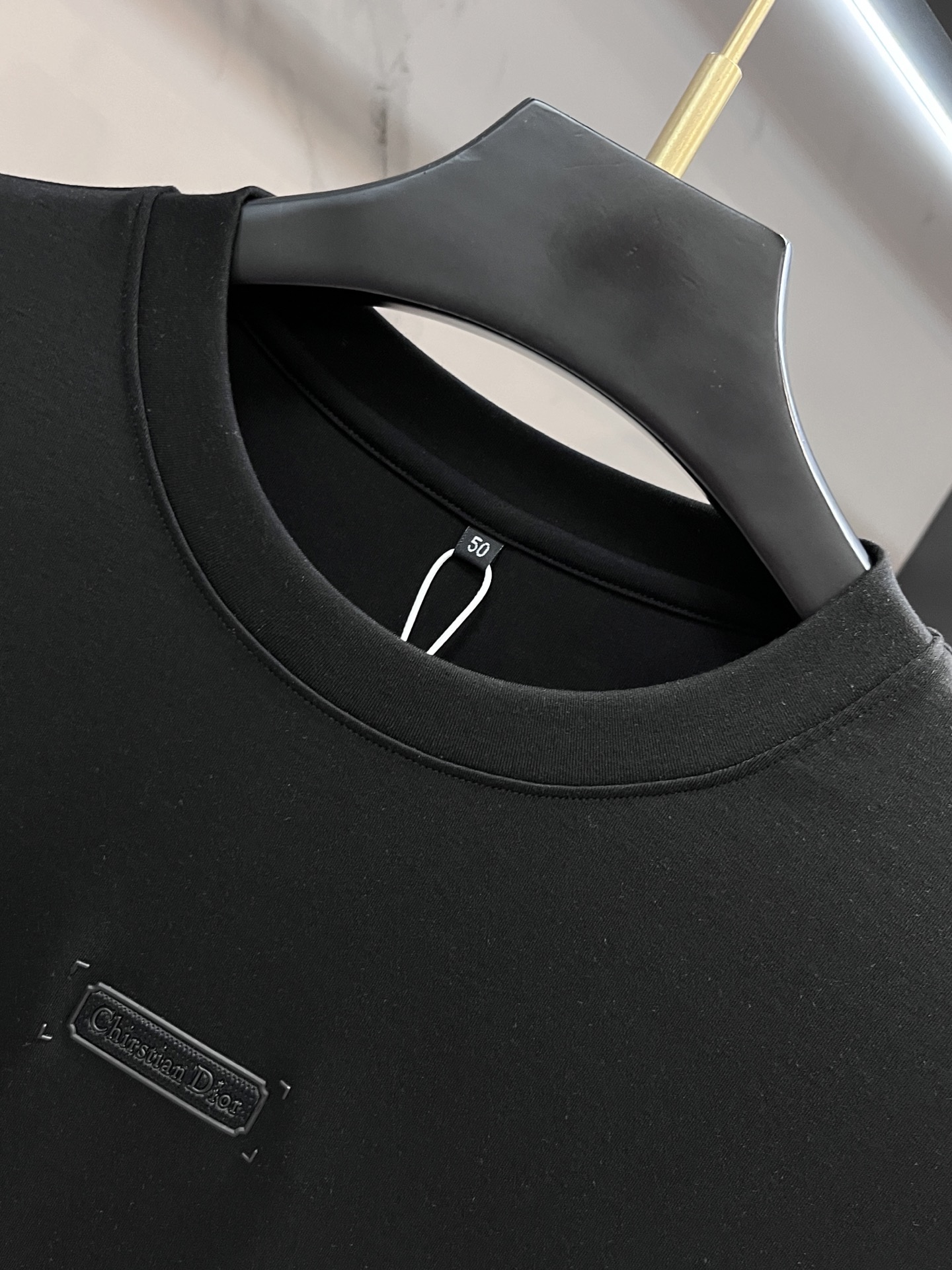 迪奥 ss秋冬新款打底长袖，全品相！工艺采用胸前logo 徽章设计！上身舒适透气，不僵硬，整体有着丰富的