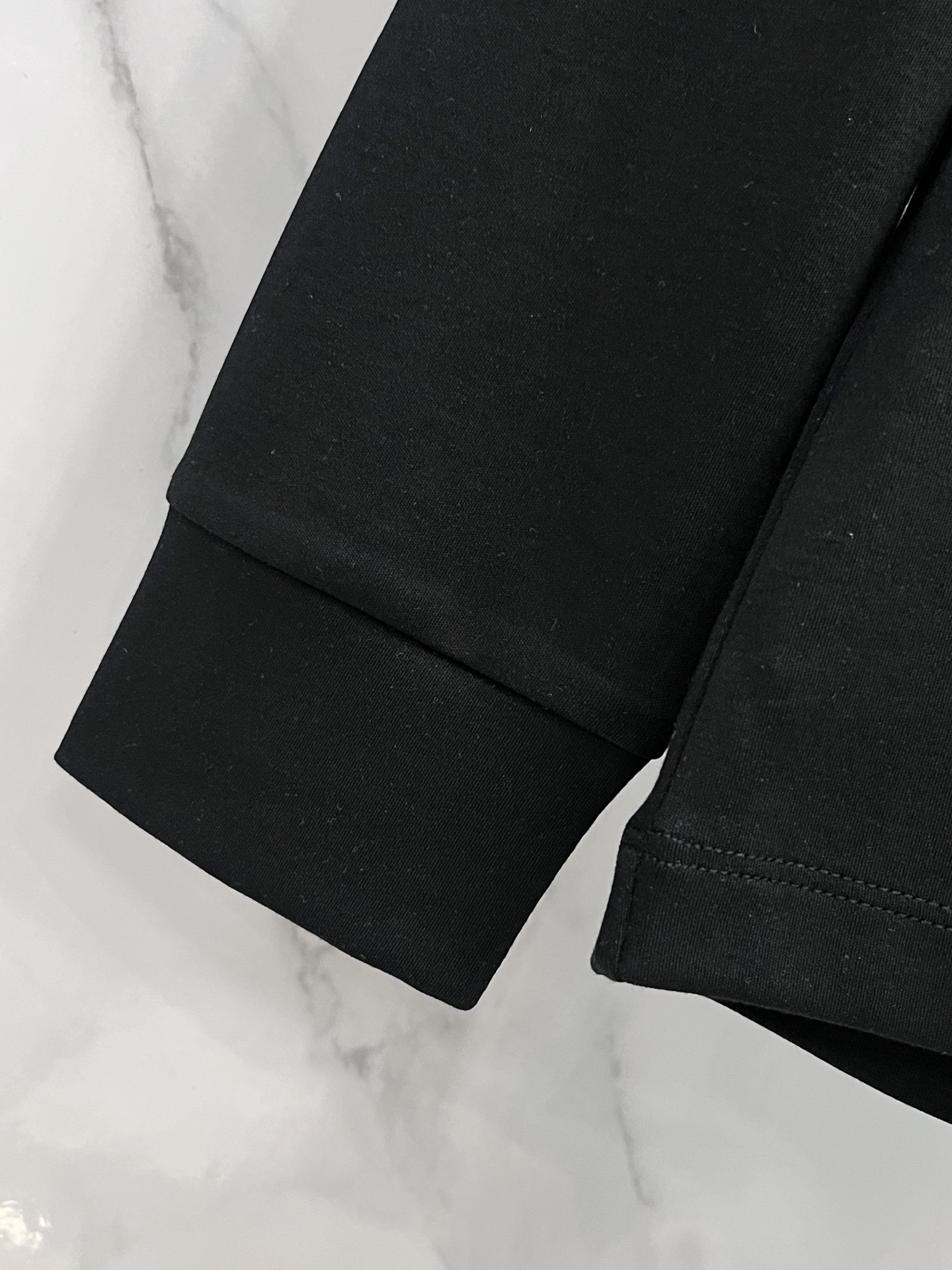 迪奥 ss秋冬新款打底长袖，全品相！工艺采用胸前logo 徽章设计！上身舒适透气，不僵硬，整体有着丰富的