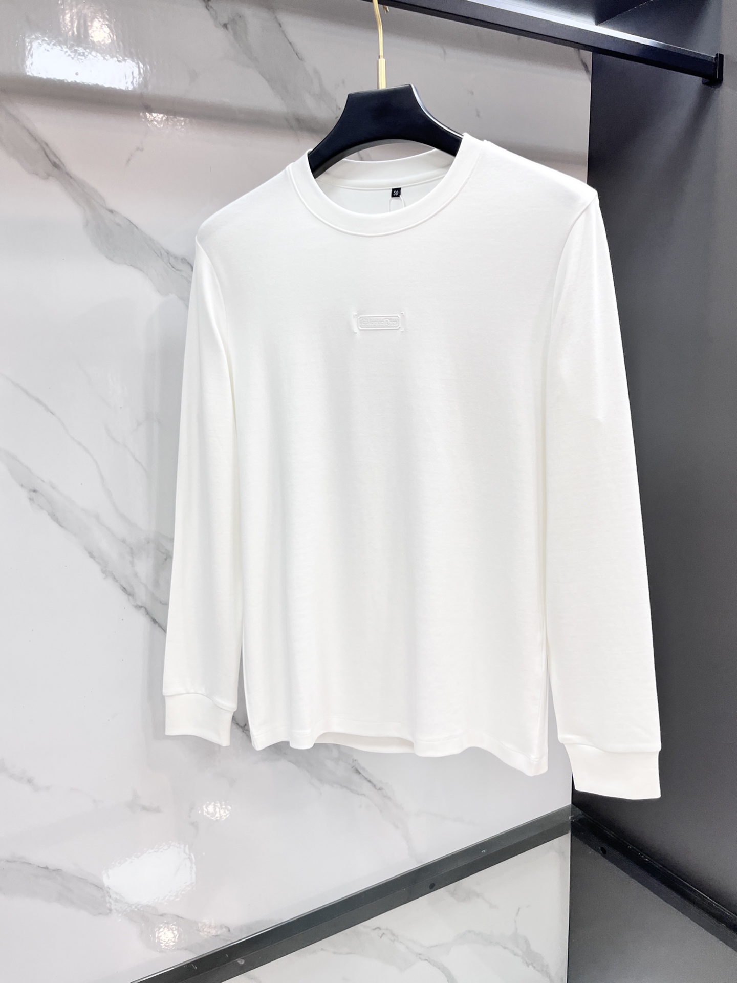 迪奥 ss秋冬新款打底长袖，全品相！工艺采用胸前logo 徽章设计！上身舒适透气，不僵硬，整体有着丰富的