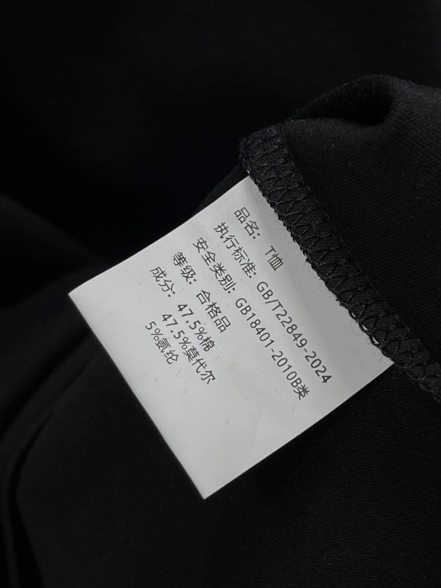 迪奥 ss秋冬新款打底长袖，全品相！工艺采用胸前logo 徽章设计！上身舒适透气，不僵硬，整体有着丰富的