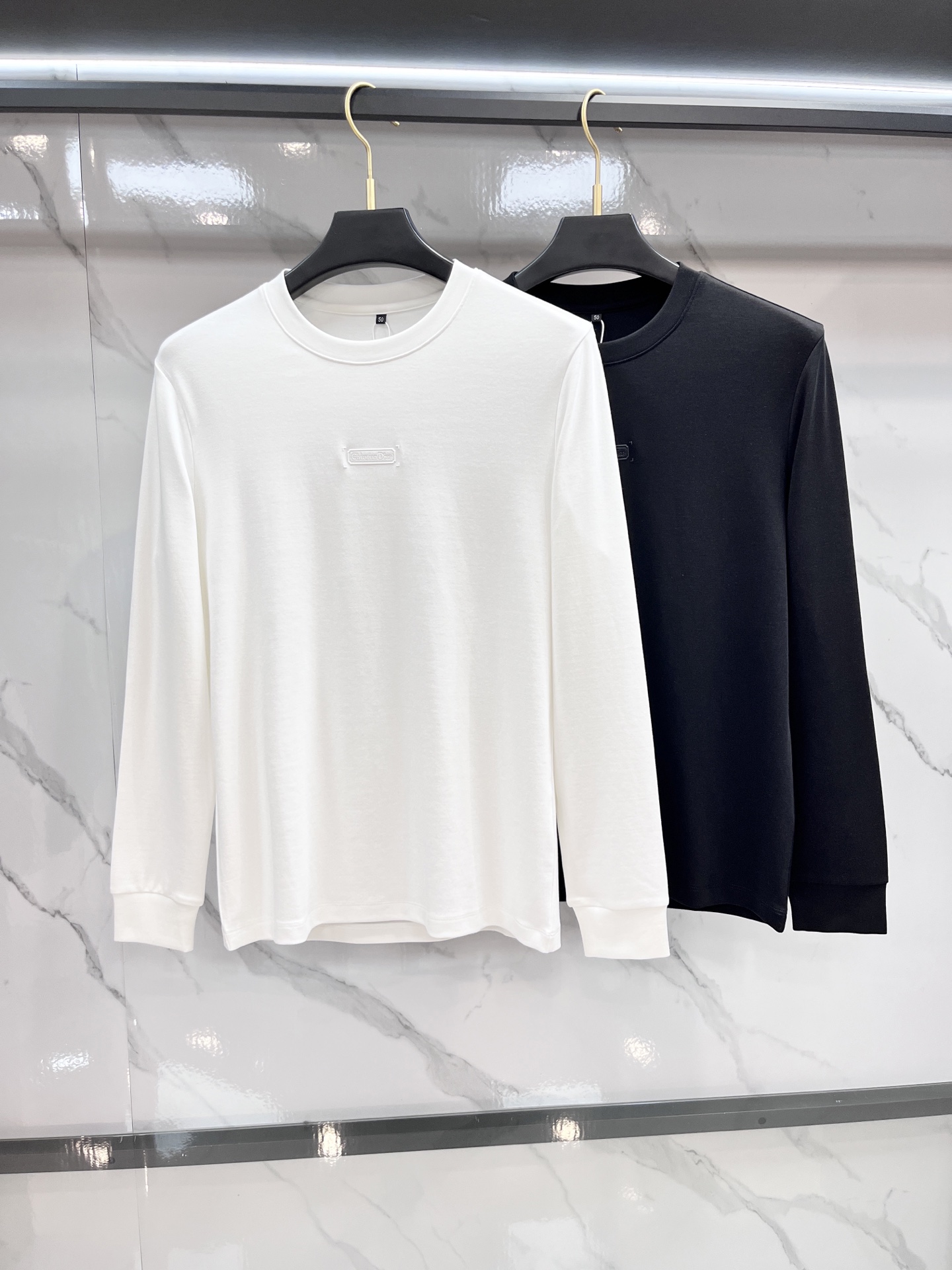 迪奥 ss秋冬新款打底长袖，全品相！工艺采用胸前logo 徽章设计！上身舒适透气，不僵硬，整体有着丰富的