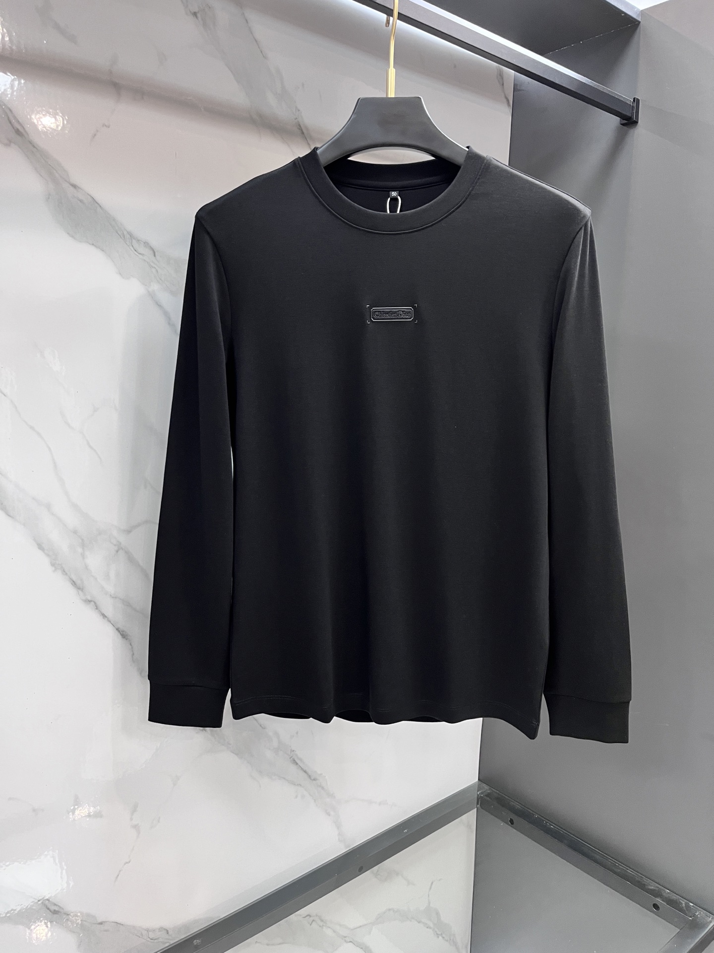 迪奥 ss秋冬新款打底长袖，全品相！工艺采用胸前logo 徽章设计！上身舒适透气，不僵硬，整体有着丰富的
