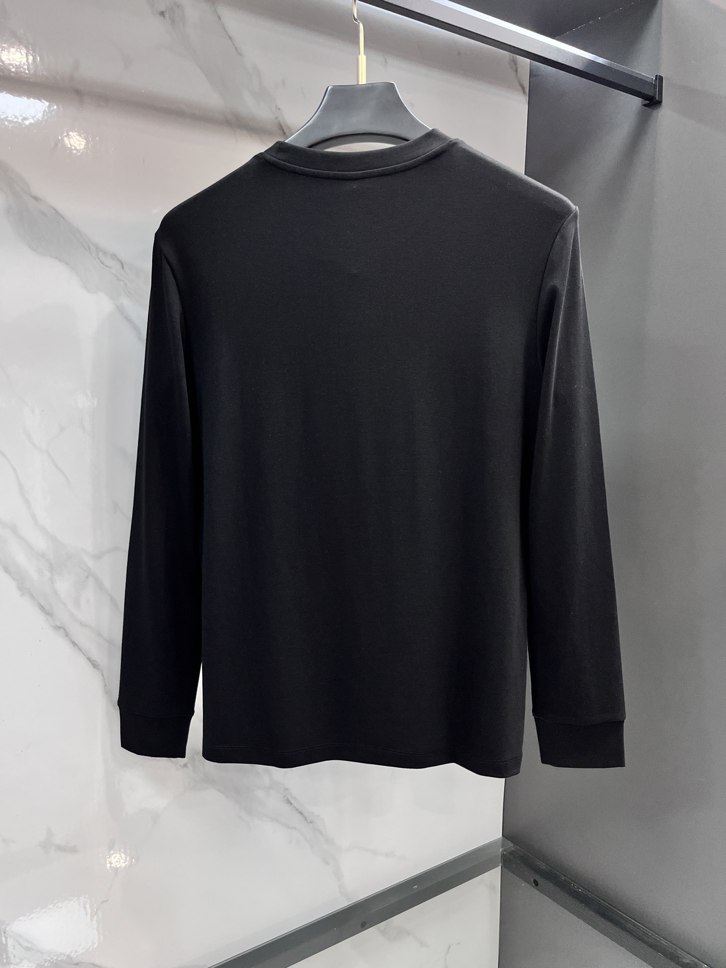 迪奥 ss秋冬新款打底长袖，全品相！工艺采用胸前logo 徽章设计！上身舒适透气，不僵硬，整体有着丰富的