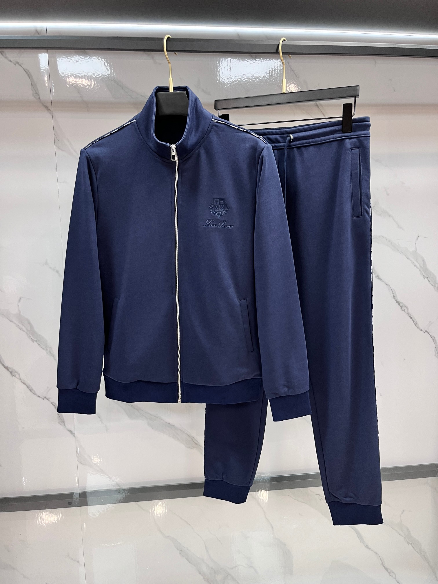 NO:527864,The latest LP autumn and winter product set - available at the same time, the original single and casual fashion set, the upper body is very distinctive!  Eye-catching and highlighted, imported high-density polyester fiber fabric, high density, comfortable feel, warm and shiny surface, skin-friendly and breathable, simple but fashionable, extremely high-end, handsome and highly recommended.……………………………………………………………………………………………………………………………………………………………………………………………………………………………………………………………………………………………………………………………………………………………………………………………………………………………………………………………………………………………………………………………………………………19860909LP秋冬最新品套装-同步有售,原单狠货休闲时尚套装,上身很有特点！吸睛而有亮点,进口高密度聚酯纤 维面料,密度高,手感舒适,表面有着温润的光泽,亲肤透气,简单而不失时尚,档次极高,上身帅到爆,极力推荐.………………………………………………… SizeM-XXXl,,loro piana,alexander wang,Men's clothing