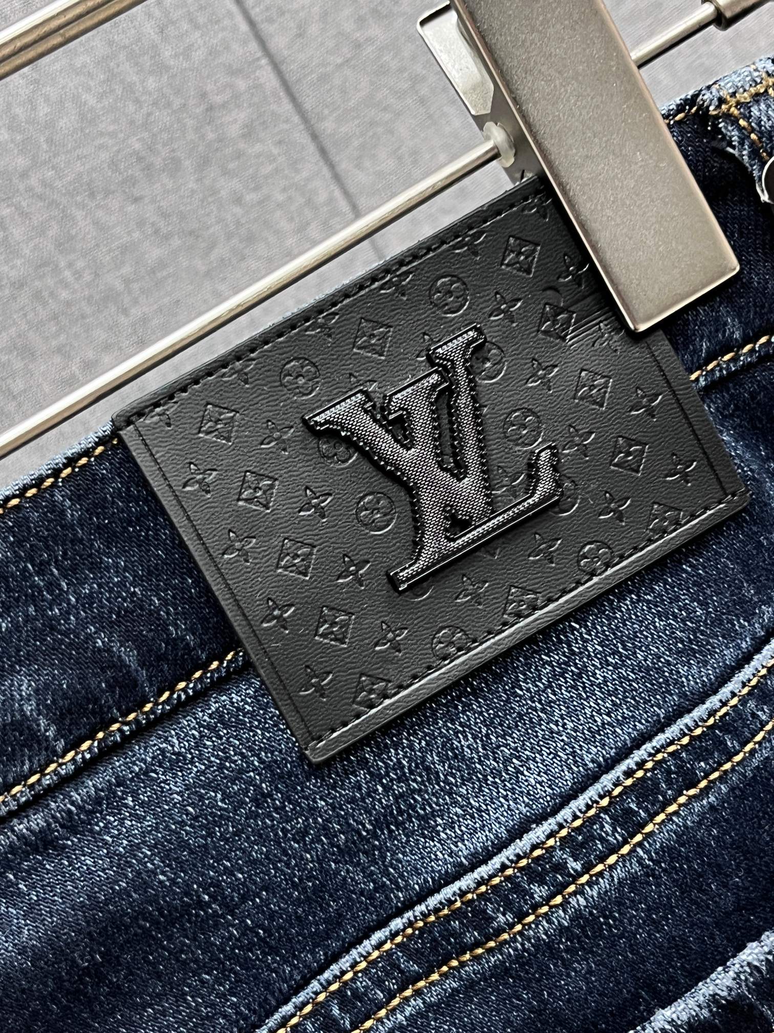 Lv🔥高端定制、2025早秋最新款牛仔裤 柜台同步发售 原版定制 客供五金辅料 原单品质 进口固色牛仔弹